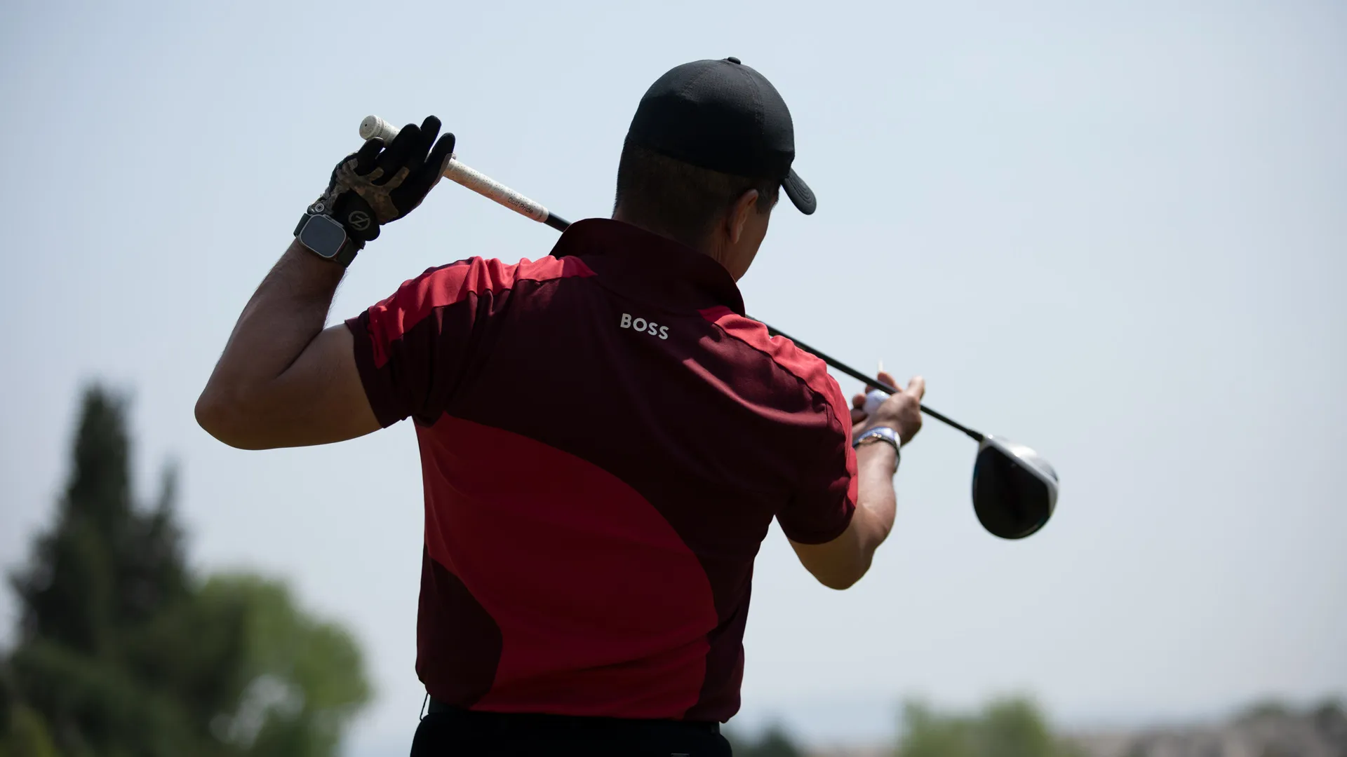 Jugador de golf de espaldas después de un tiro