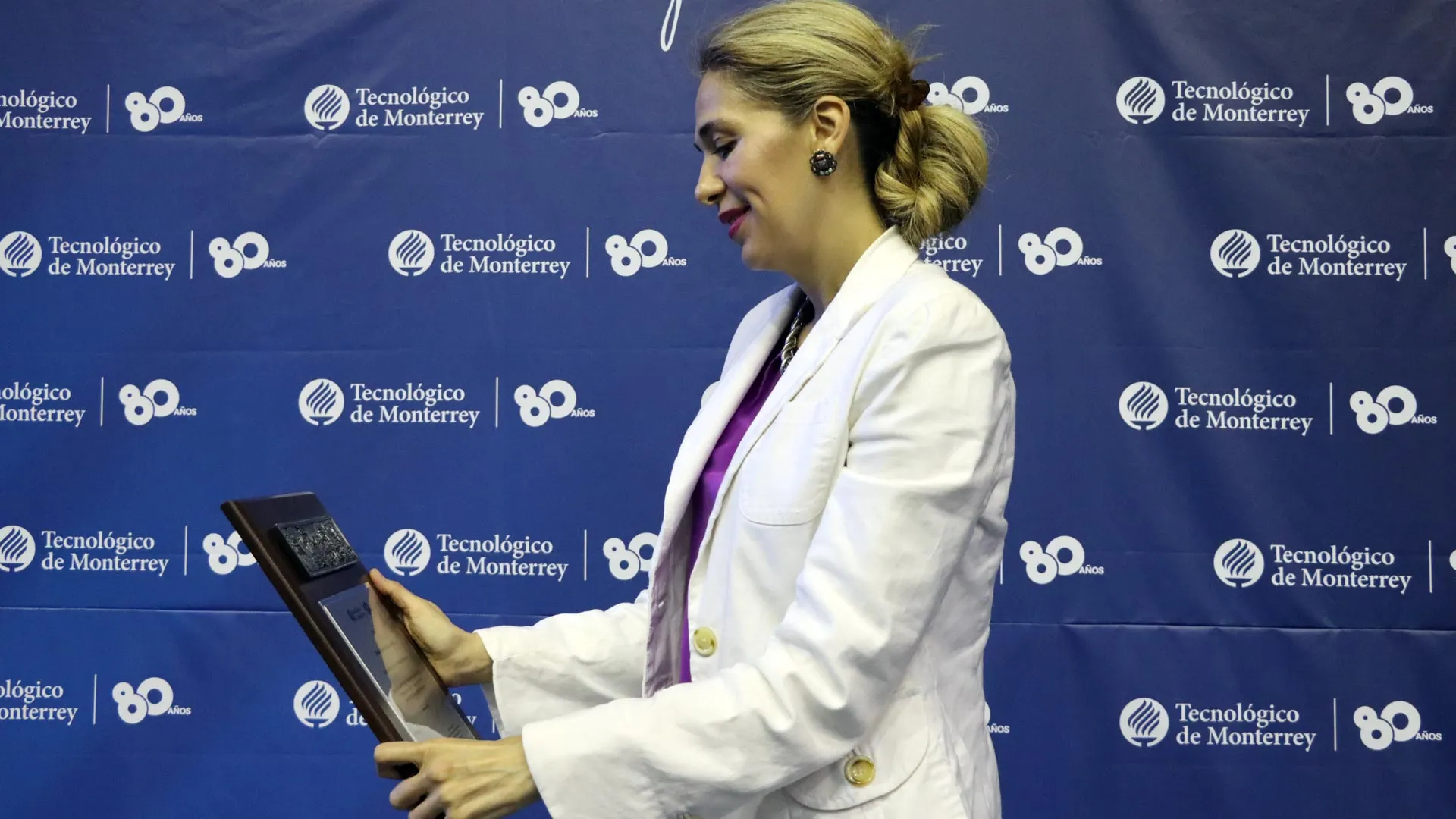 Claudia Ordaz observando su reconocimiento.