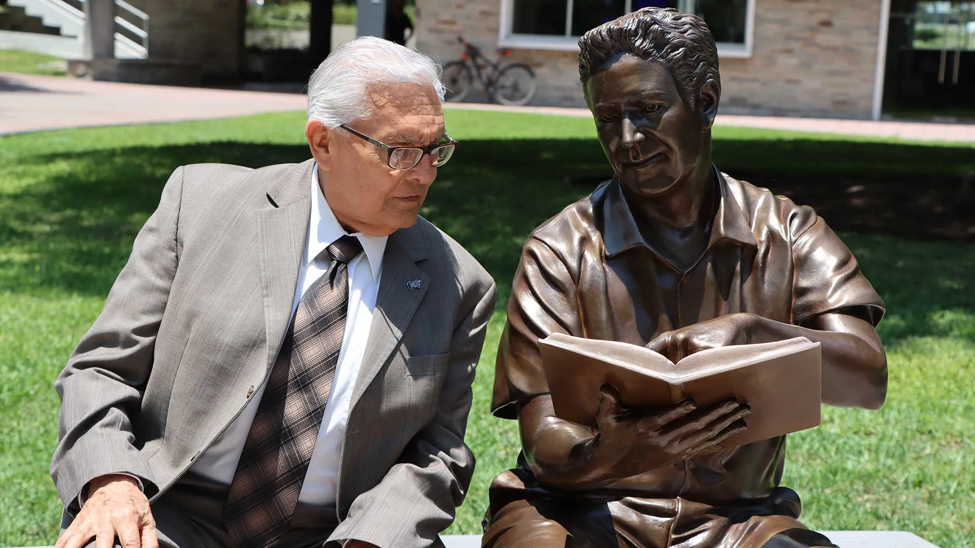 Enrique Aranda profesor retirado del campus Monterrey recibe Premio al Profesor Inspirador.