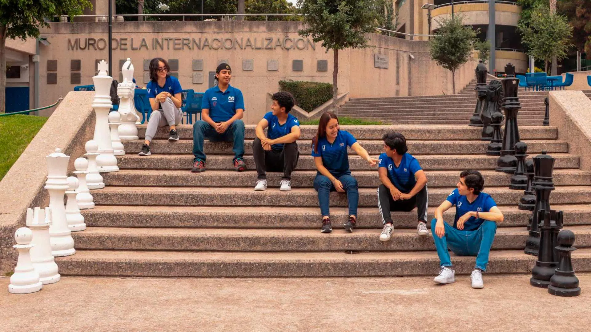 Equipo de 6 estudiantes jugadores de ajedrez en el campus de Tec de Monterrey en San Luis Potosí