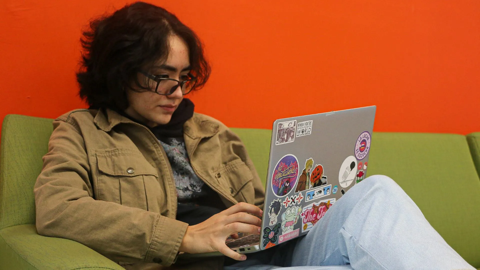 Lisseth utilizando su laptop