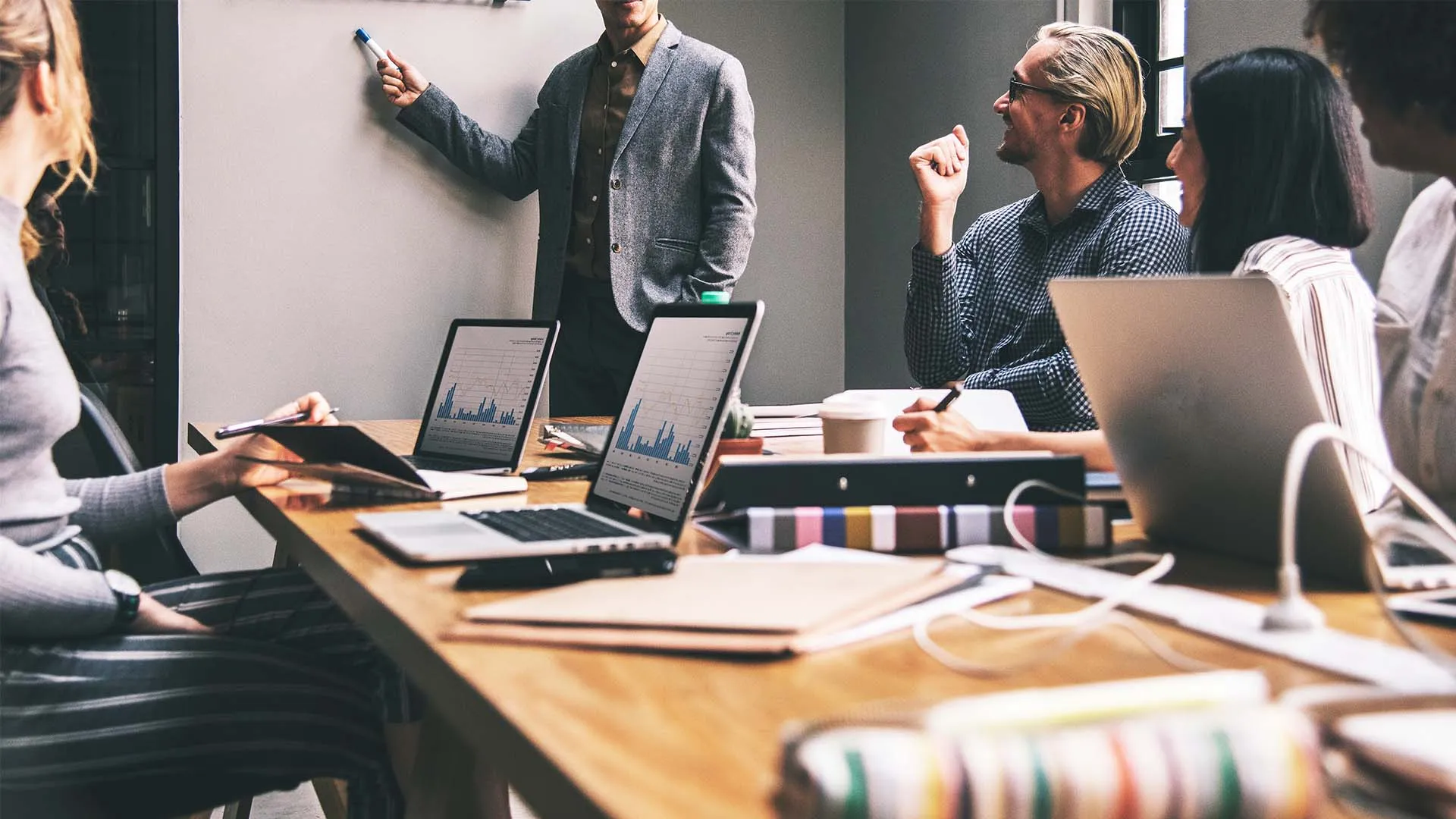 Grupo de personas en reunión de negocios 