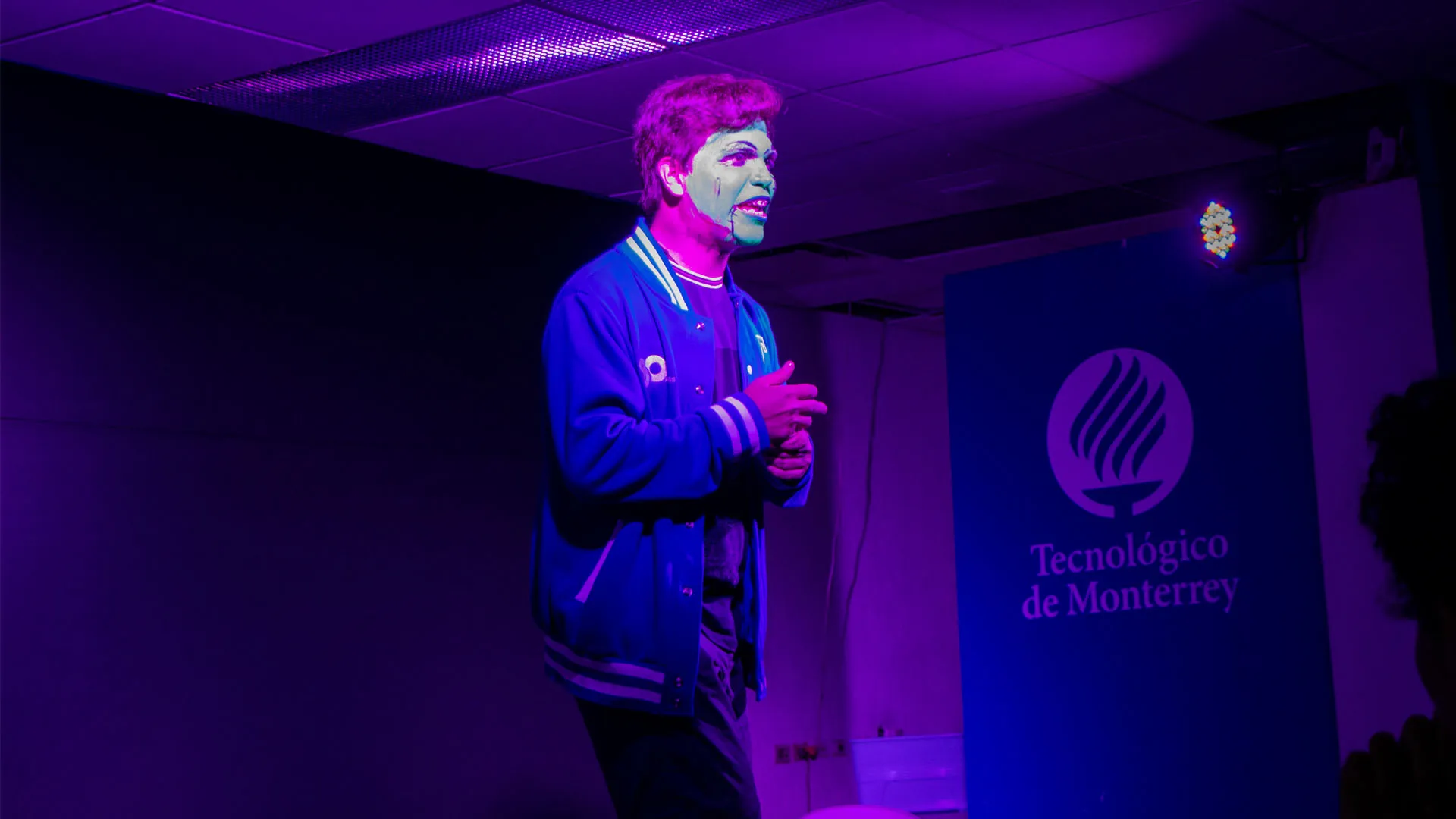 jose mario durante presentación de obra de teatro rumbo a vibrart 2023