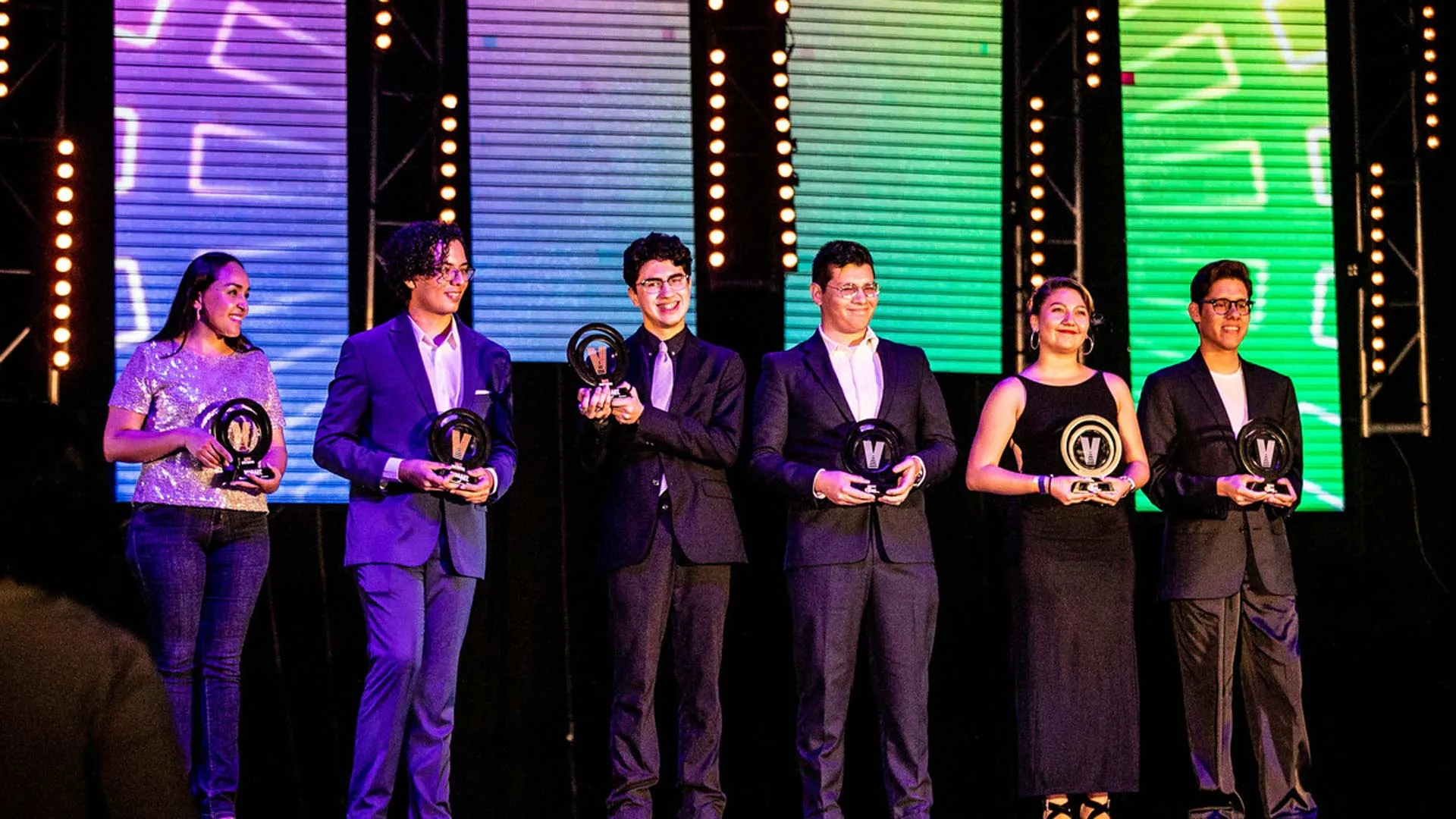 Las y los ganadores de Talento que Inspira posaron para la foto.