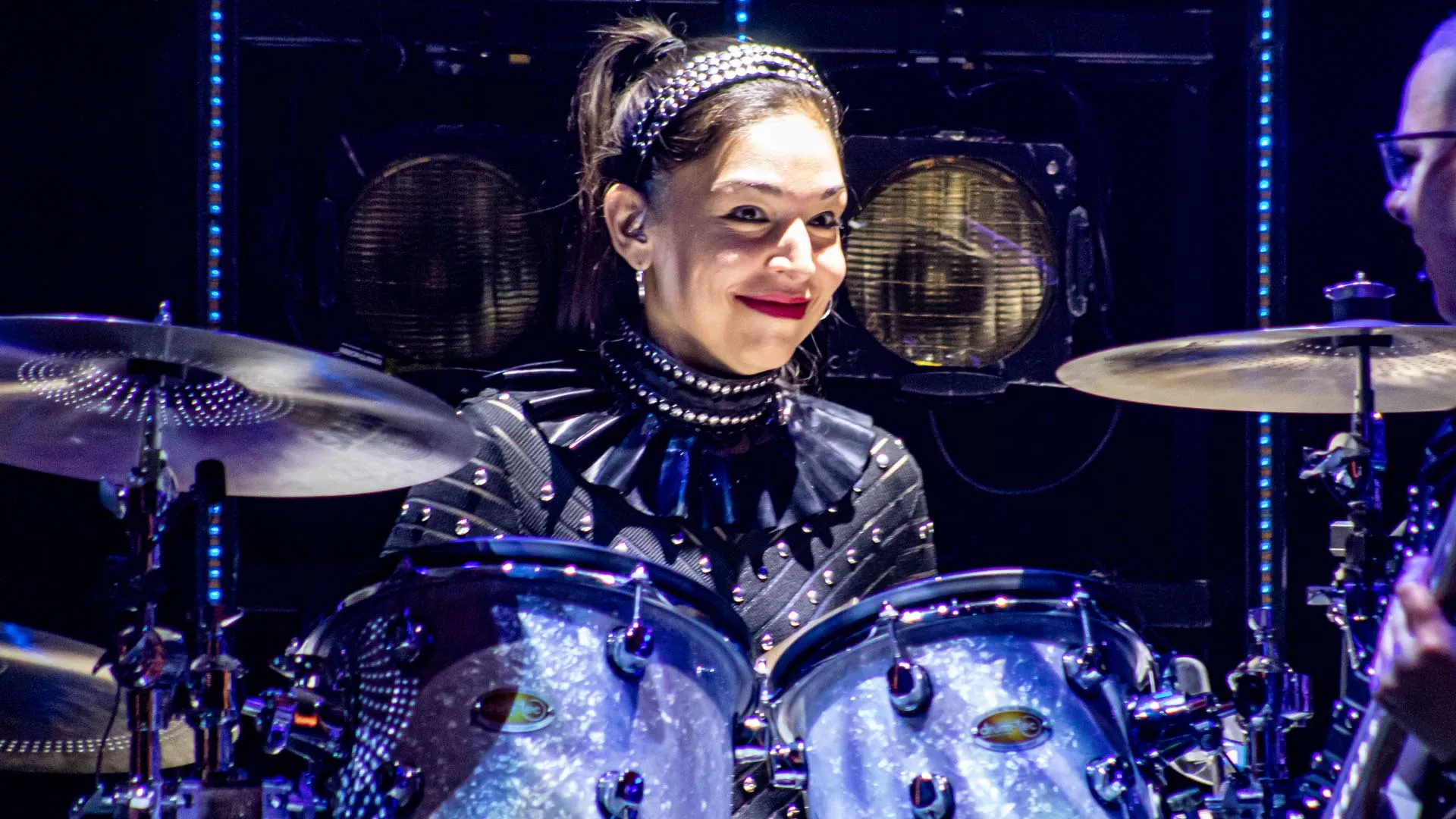 Migdalia durante un show del musical SIX.