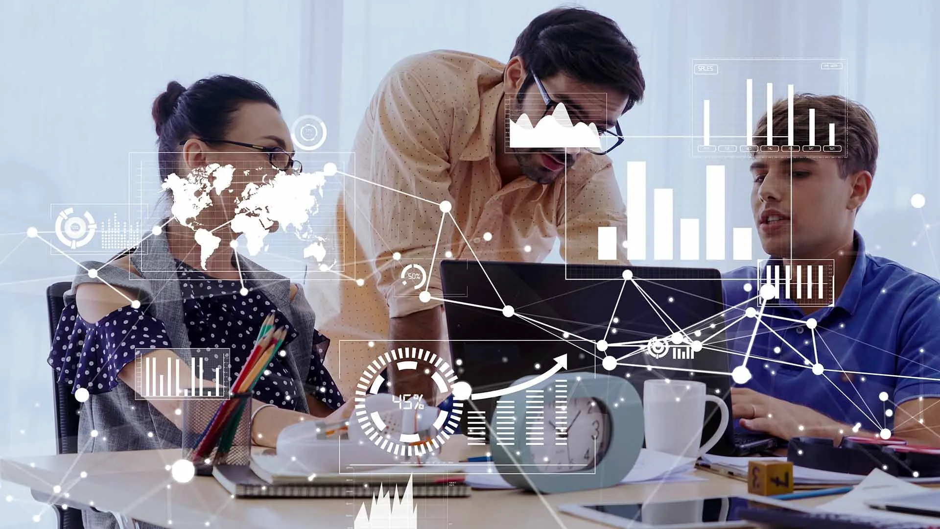 Jóvenes empresarios, con elementos gráficos que denotan el crecimiento exponencial de una organización