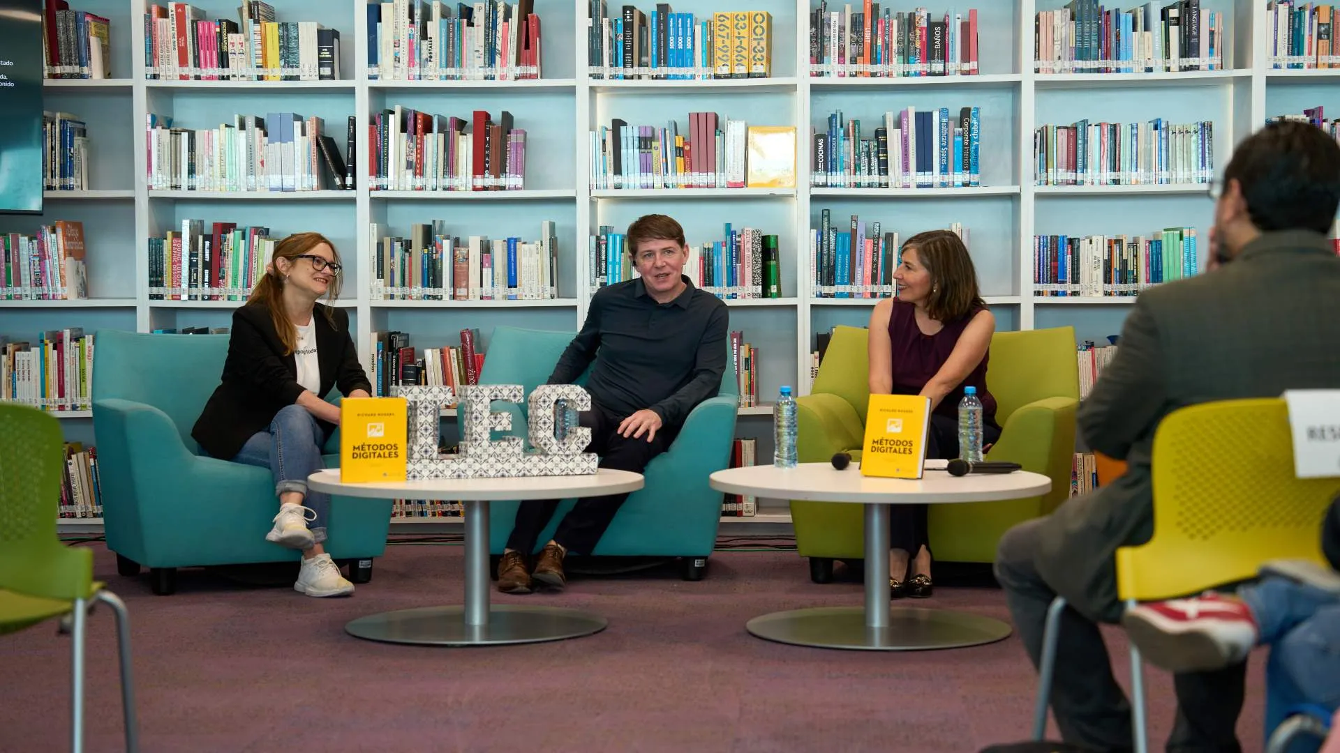 La traducción del libro el español está pensada para ayudar a catedráticos en las investigaciones que realizan en internet.