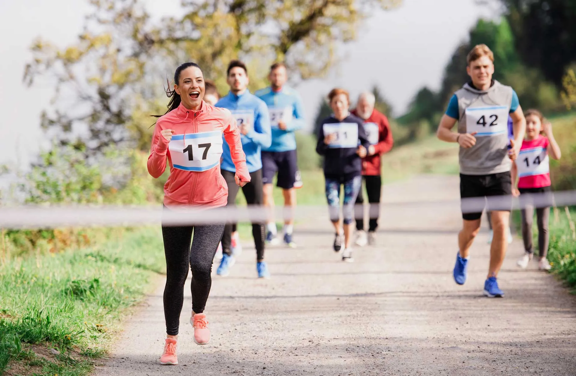 Grupo de corredores llegando a la meta de un maratón