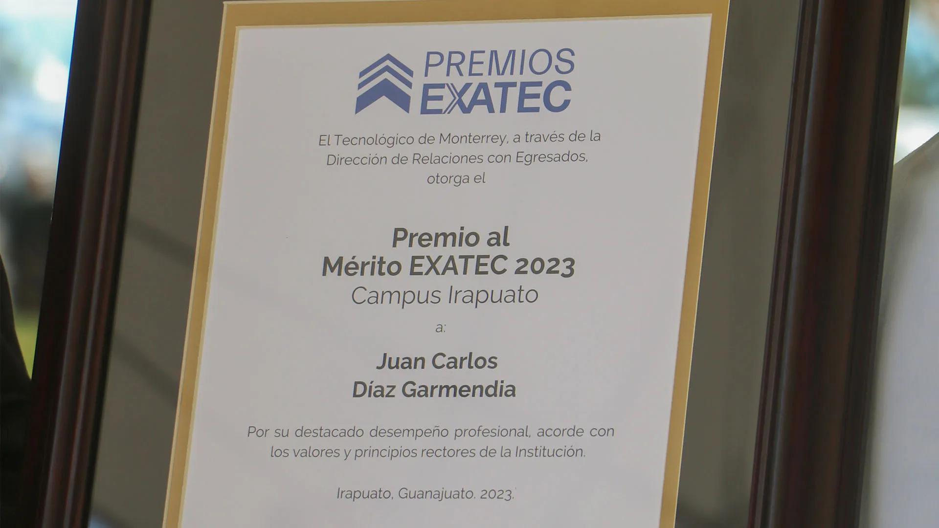 Placa de Juan Carlos Díaz Garmendia por su Premio al Mérito EXATEC