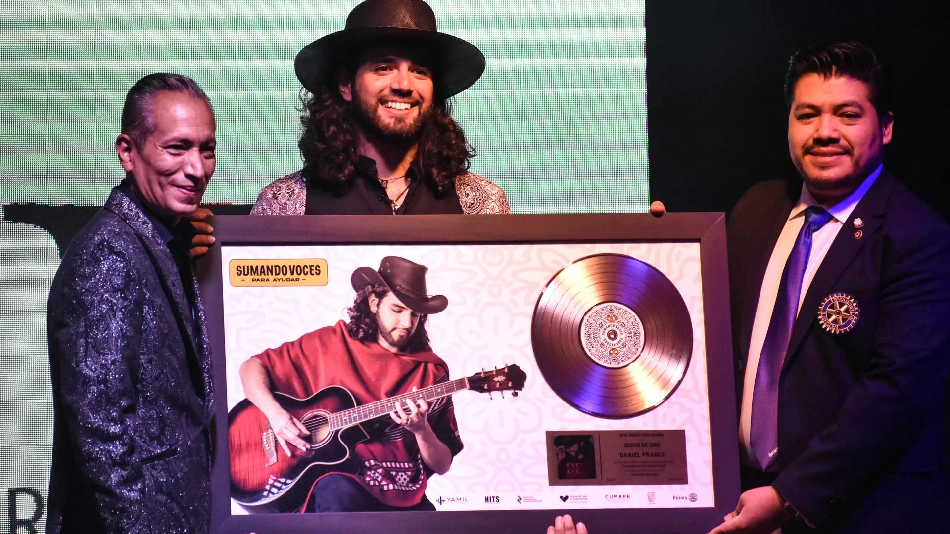 Daniel Franco recibiendo la copia del disco de oro.