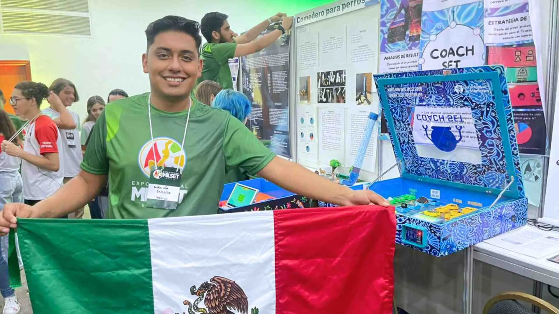 estudiante sostiene bandera de México en competencia internacional en Brasil