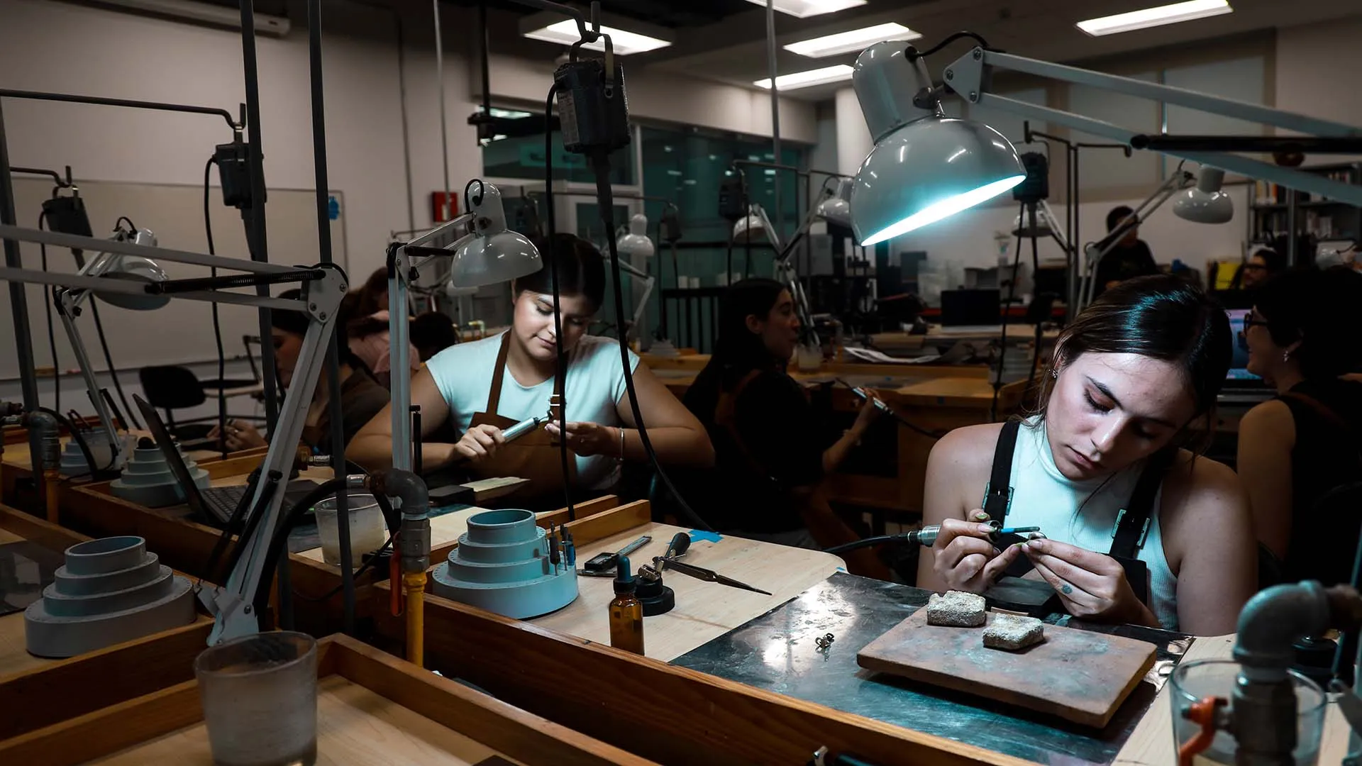 Diseñadoras del Tec trabajando en la joyería el 80 aniversario