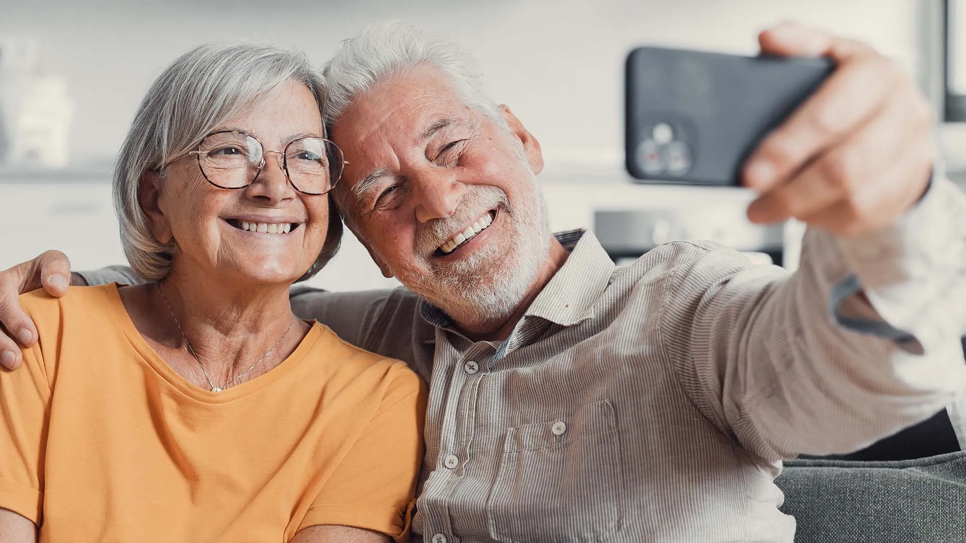 Persona tomando un autorretrato con la app begIA para prevención de ceguera