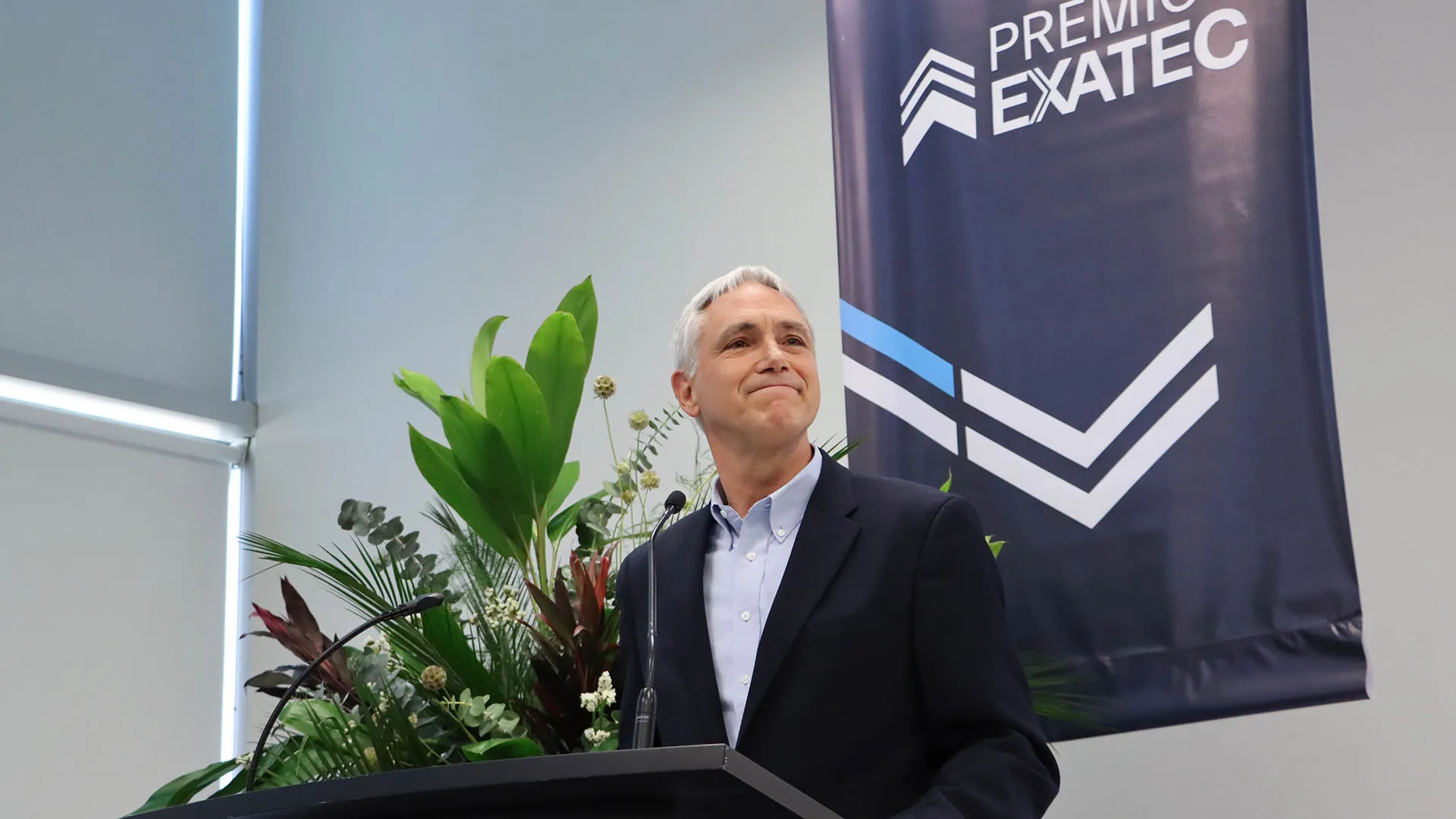 Mario Orozco en la entrega del premio al Mérito EXATEC