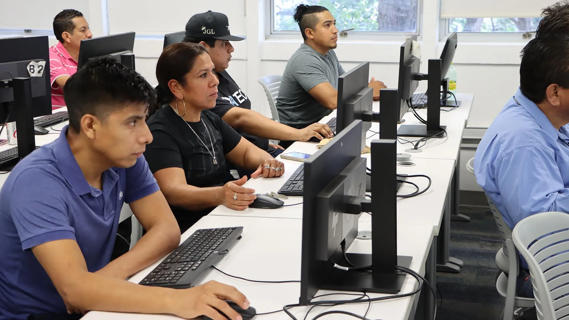 ¡Por la inclusión digital! Dan cursos de computación a empleados Tec