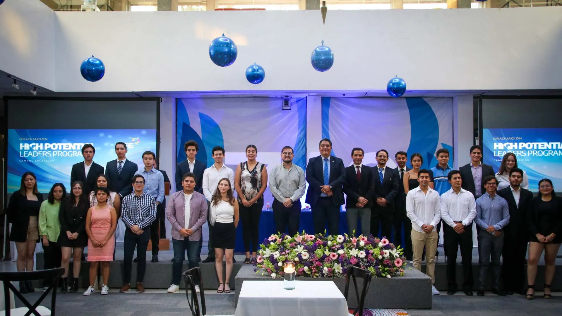 Alumnos de las entradas de profesional en su graduación de HPLP en campus Zacatecas