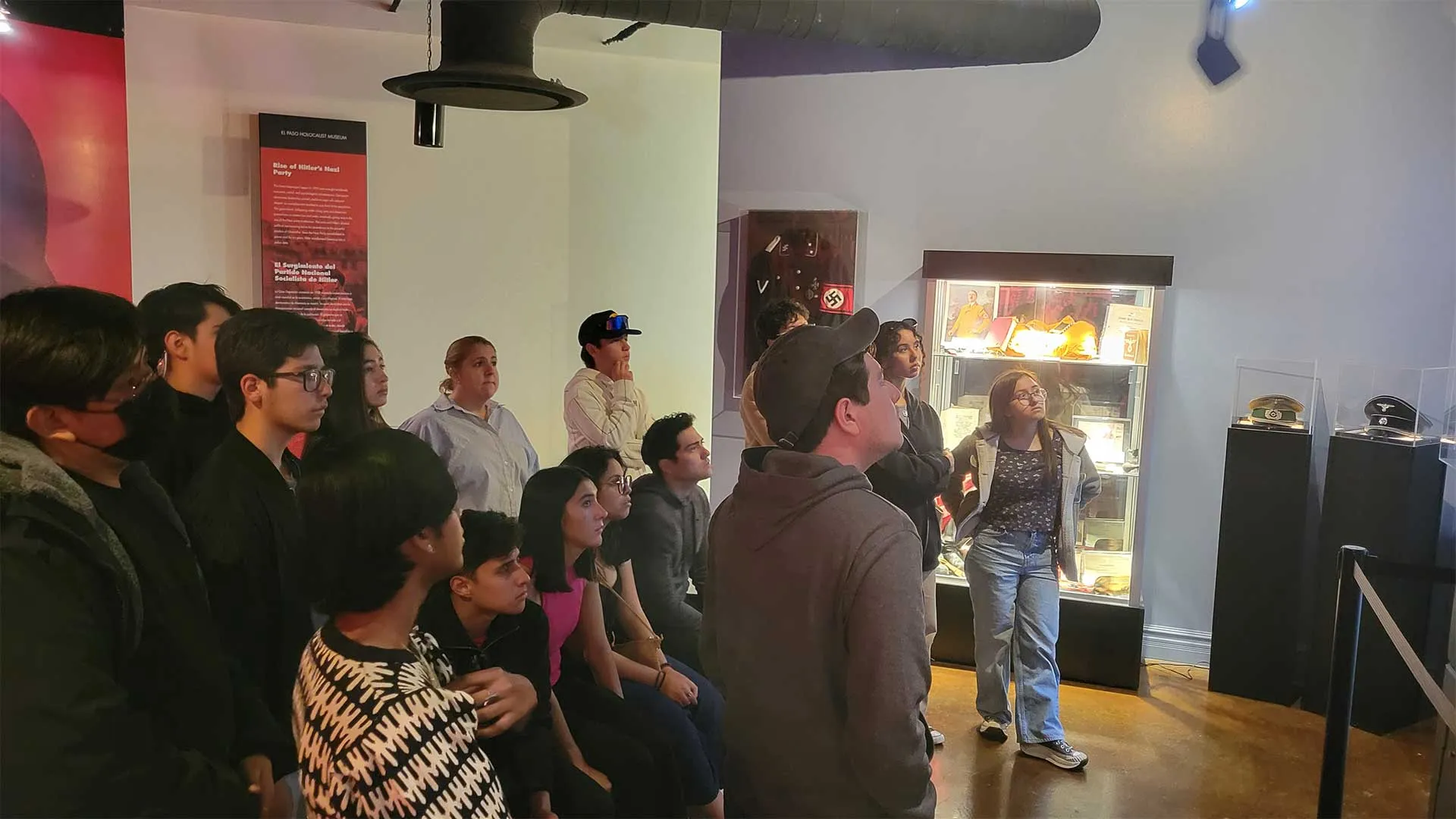 Alumnos impactados por memorial del holocausto