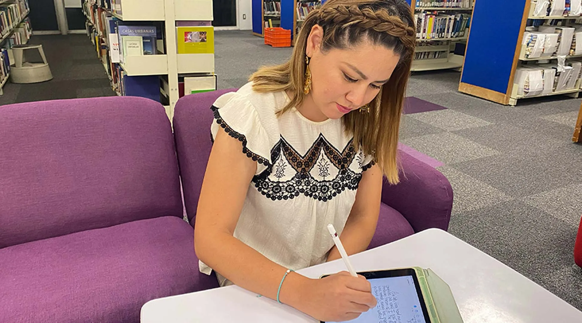 Profesora de PrepaTec Qro gana concurso de literatura