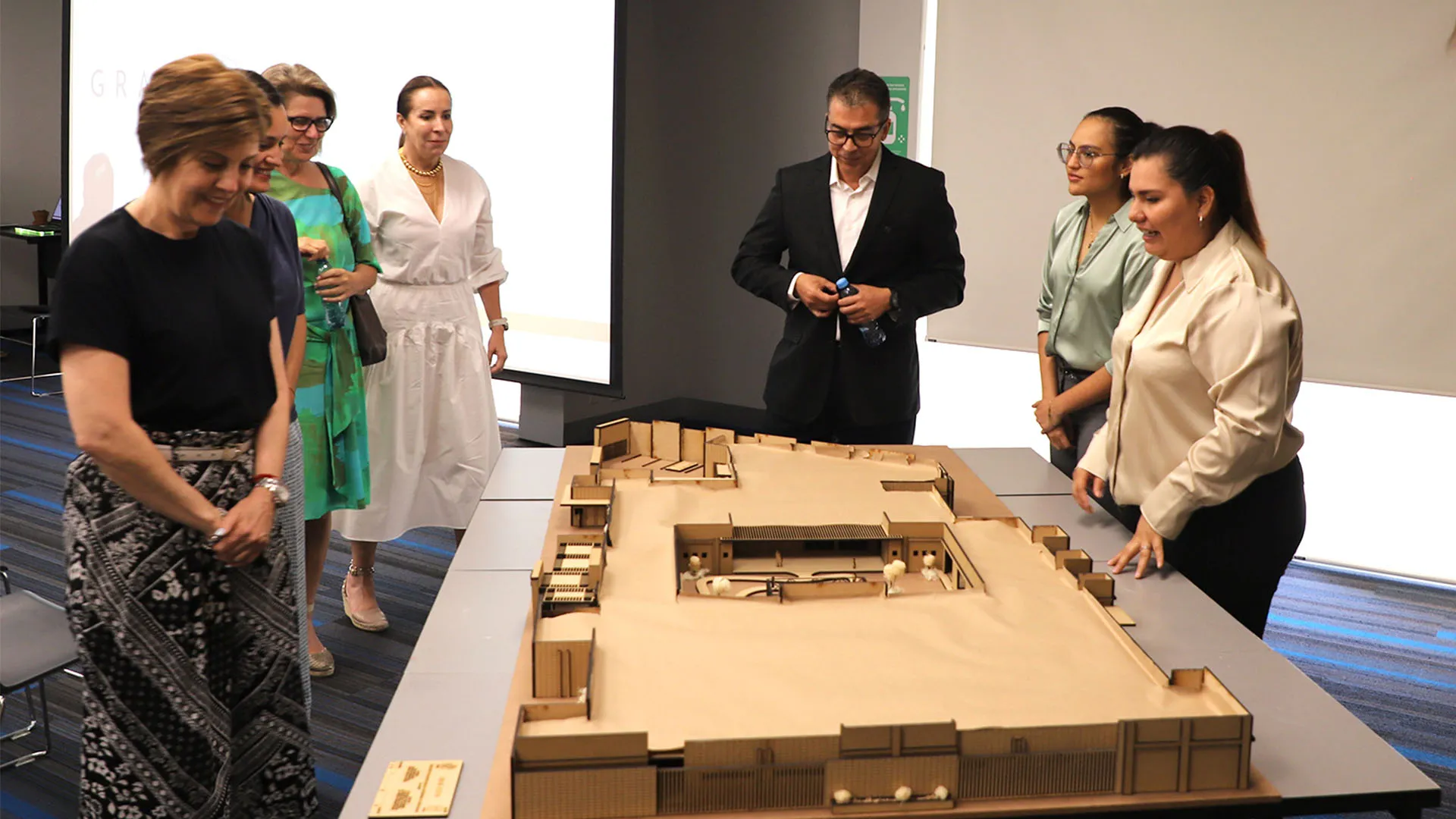 alumnas entregaron a autoridades el proyecto de casa cuna dif torreón