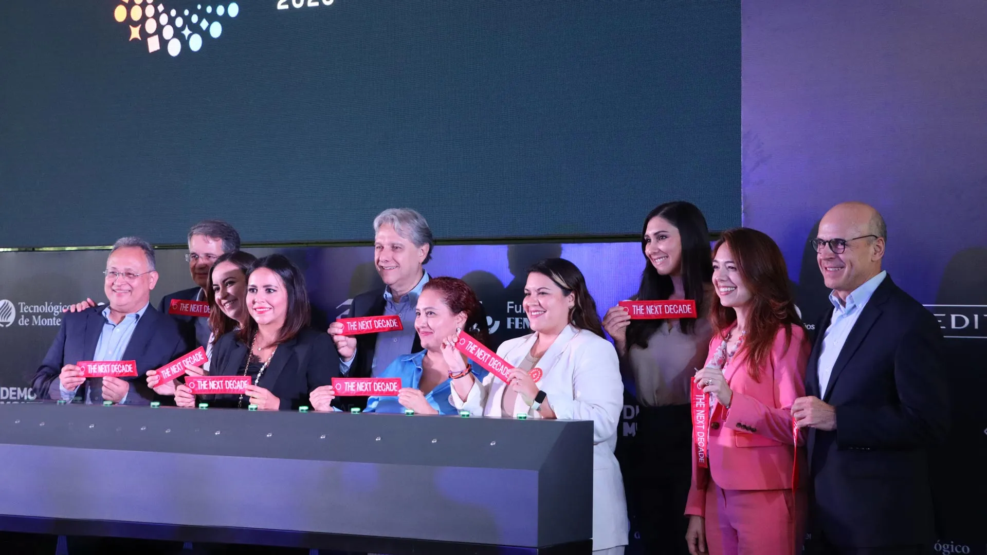 Los participantes al evento The Next decade se reunieron para la fotografía oficial.