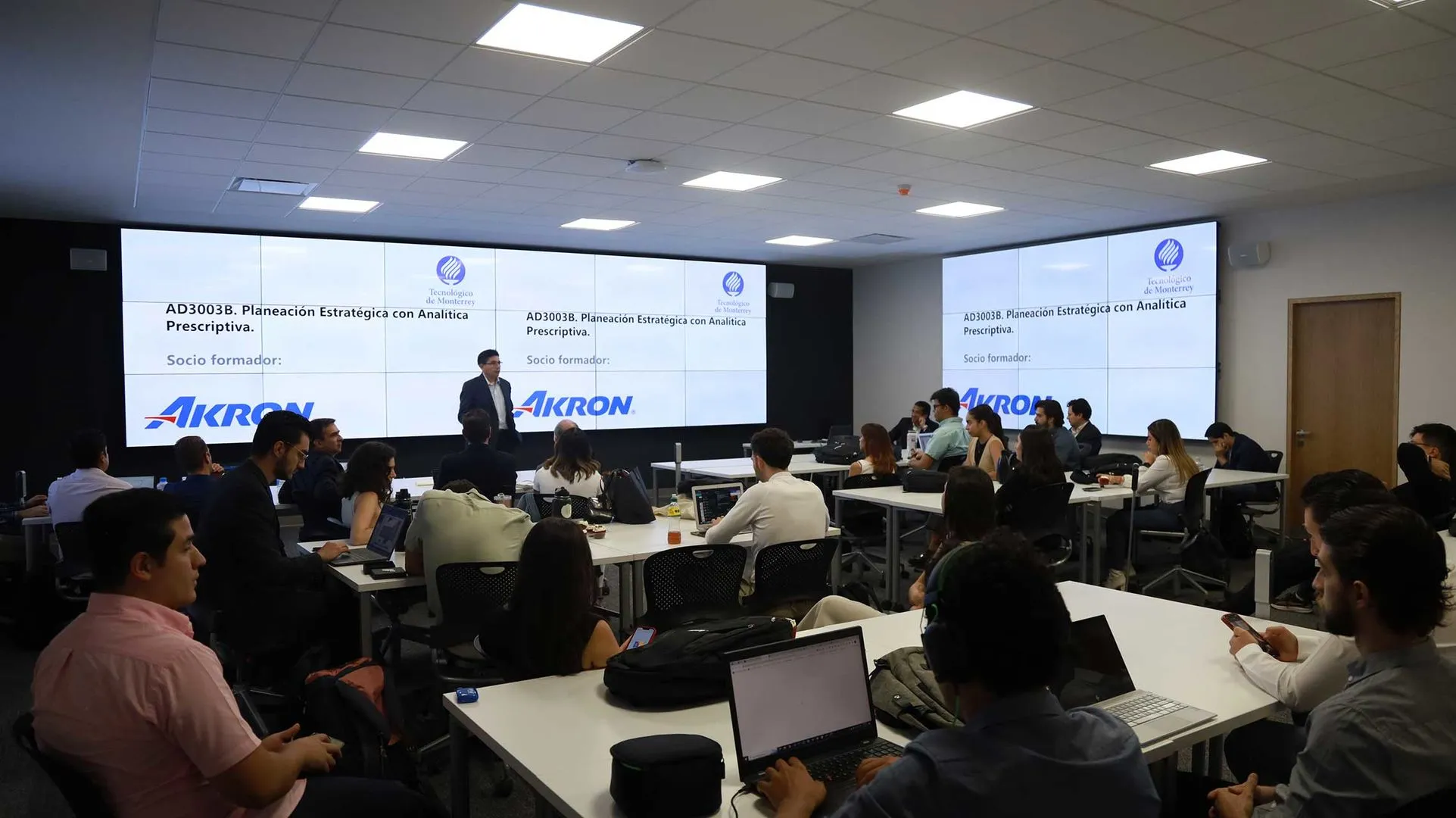 Inteligencia de negocios y vinculación empresarial en proyecto de estudiantes Tec para crear estrategias para Akron.  