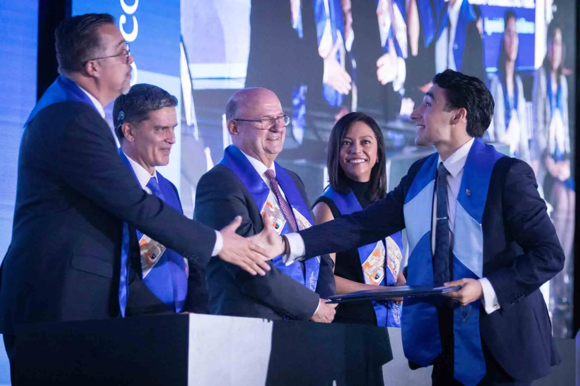 Alumno recibiendo título