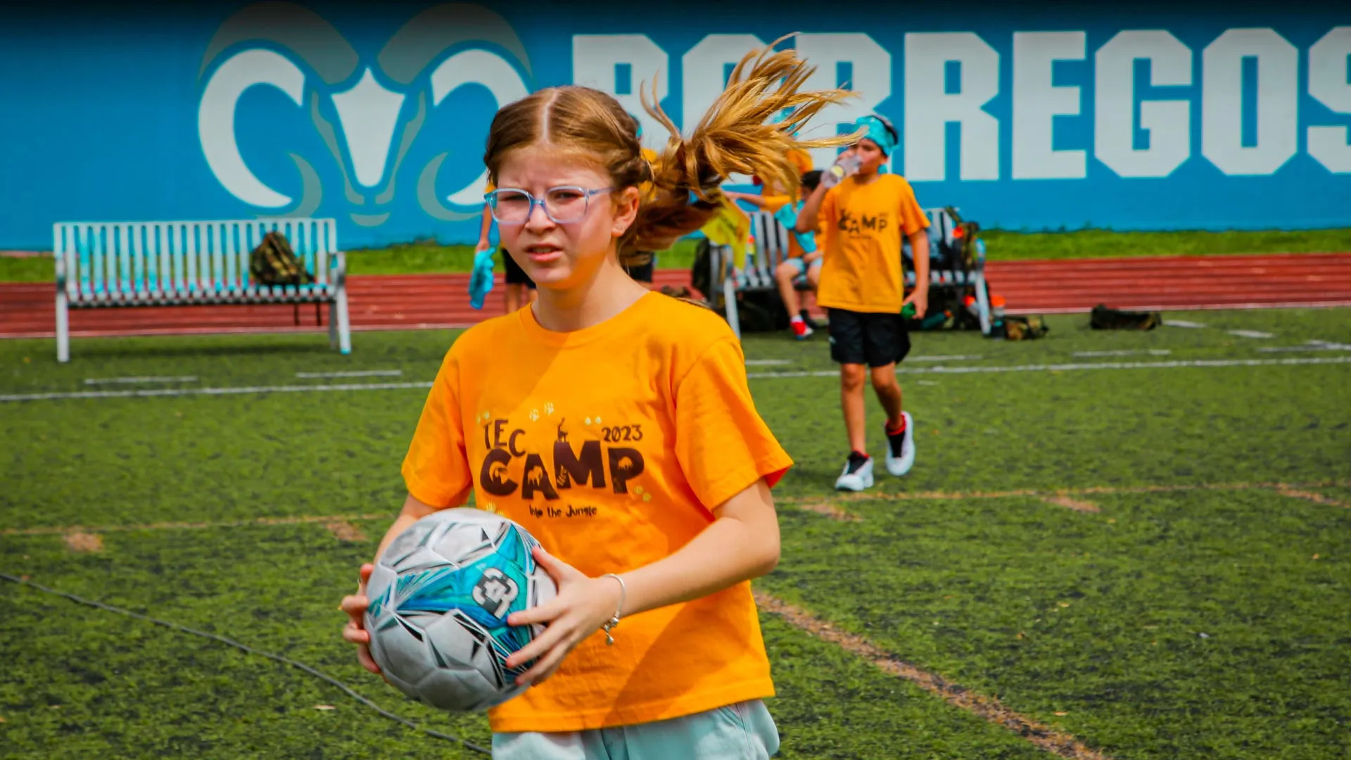 Participante del campamento de verano jugando fútbol