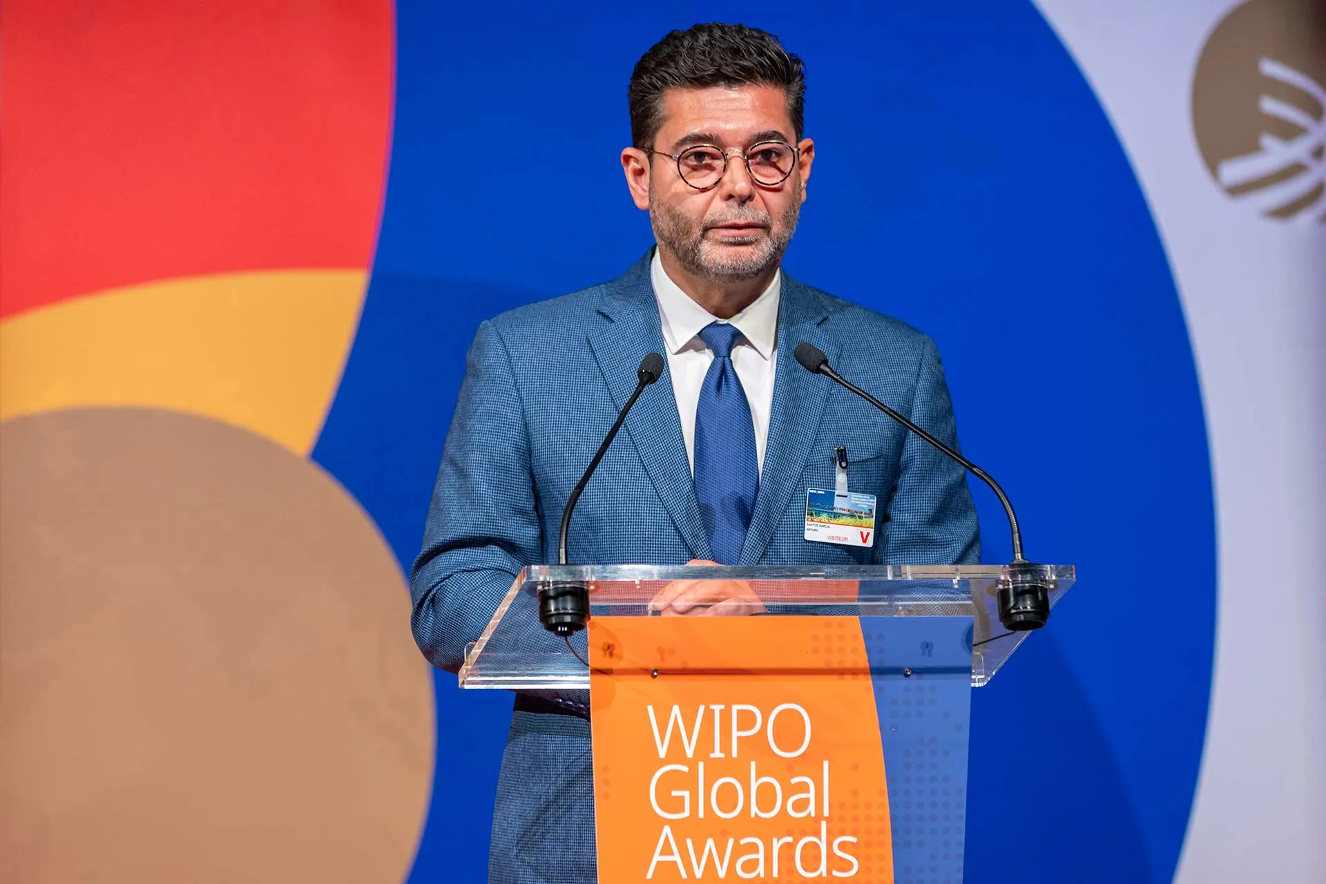 Arturo Santos premio propiedad intelectual por su emprendimiento de base tecnológica.