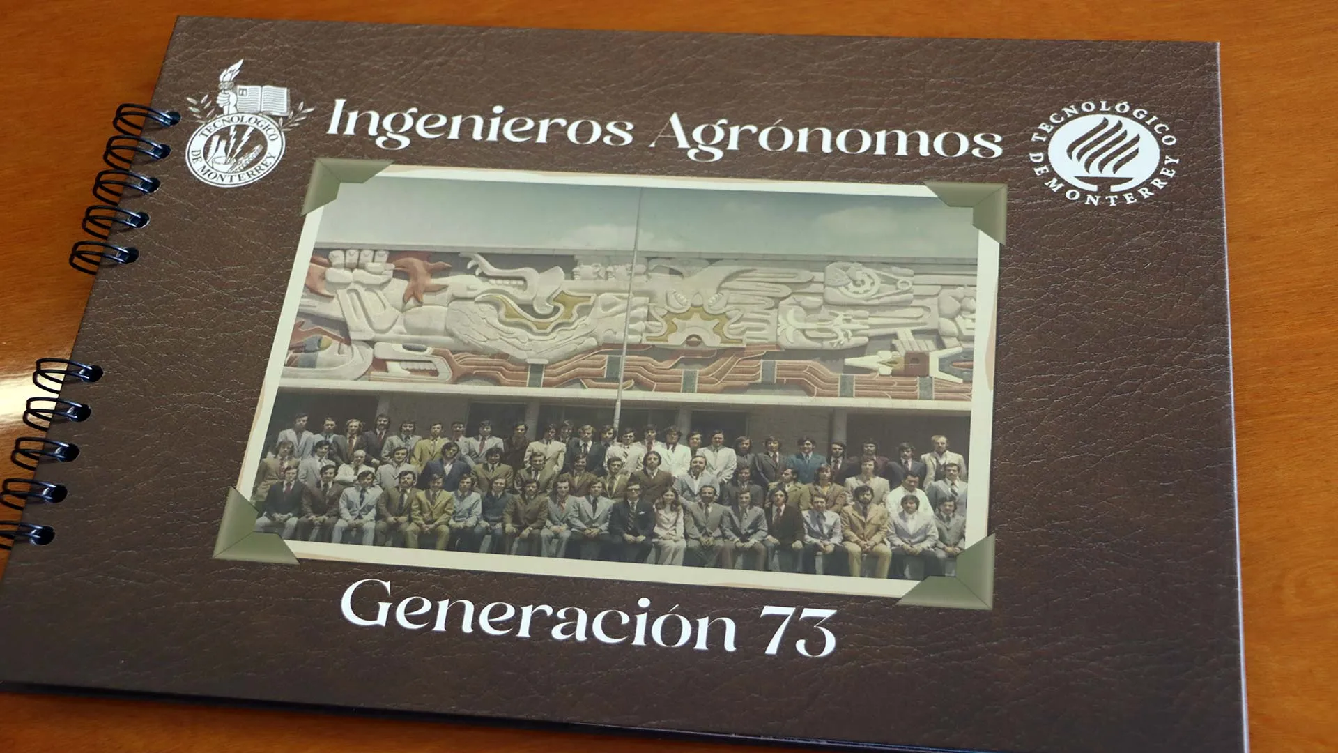 Portada de álbum con foto de la generación de 1973 Ingenieros Agrónomos del Tec de Monterrey