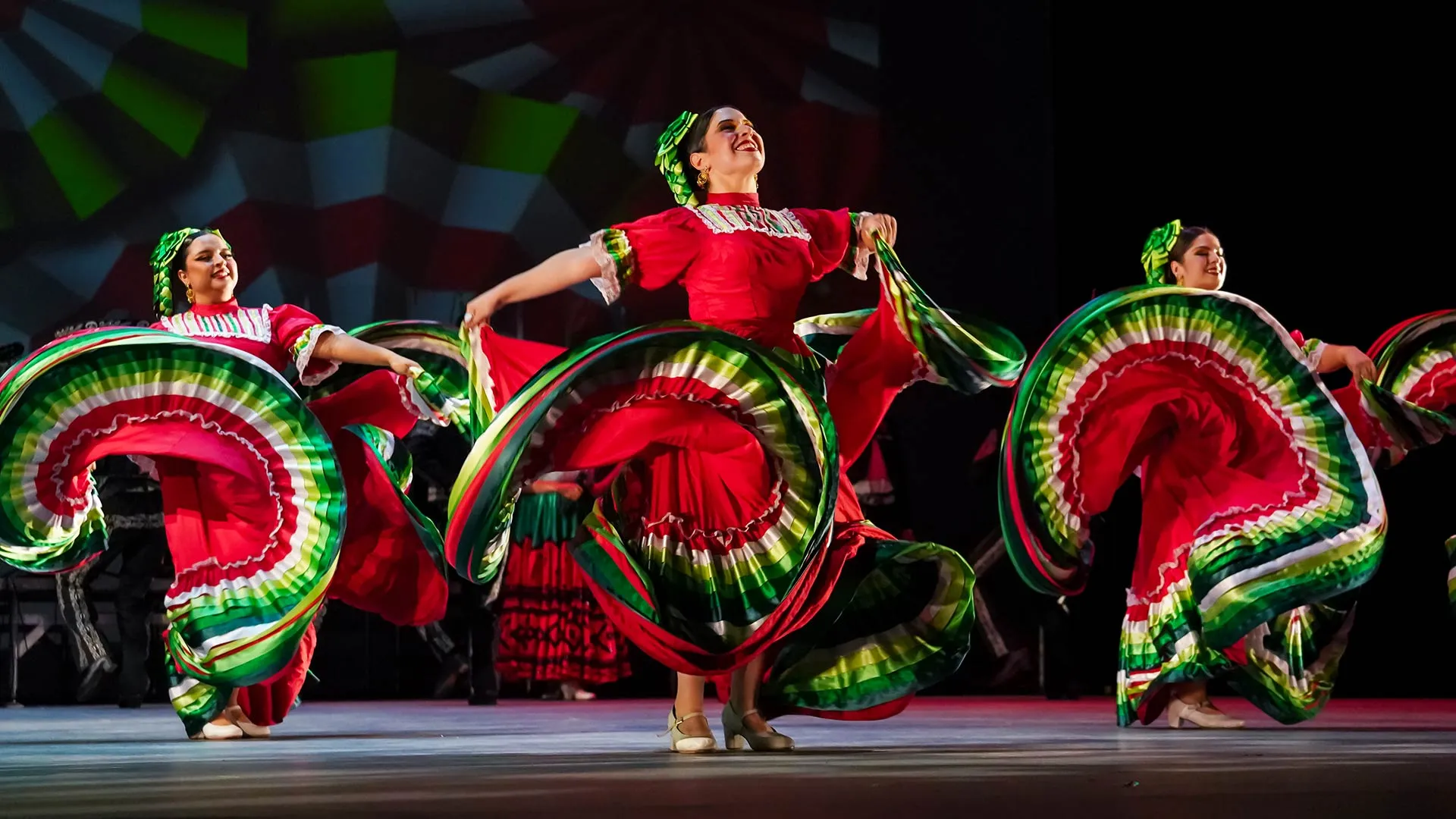 Alumnas del Tec campus Monterrey en espectáculo folklórico del grupo "Raíces"