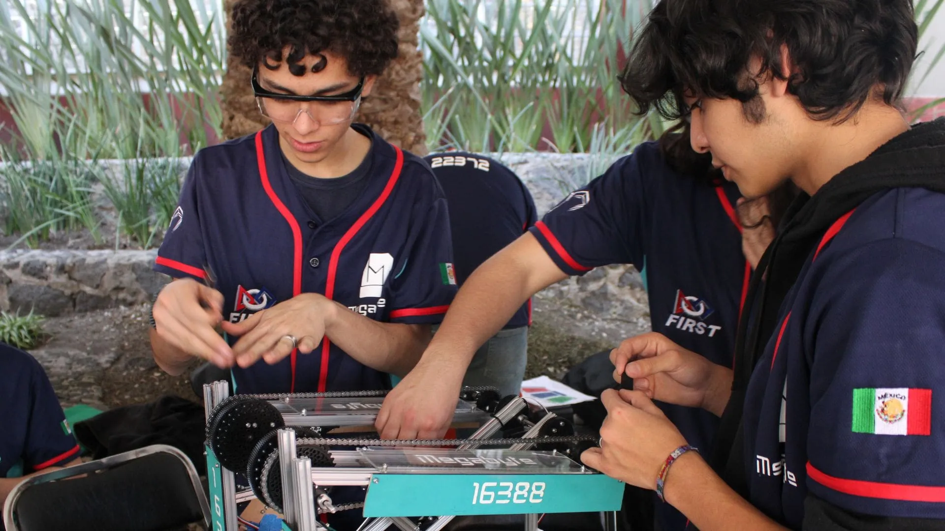 Integrantes de Megabyte armando su robot para la competencia nacional.