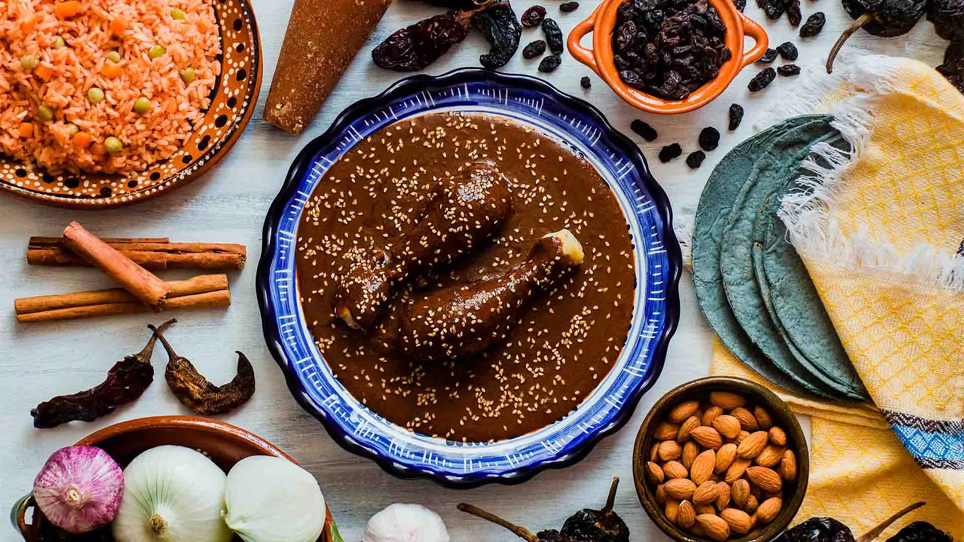 Alumnos de Tec Toluca crean proyecto para exportar mole a Canadá