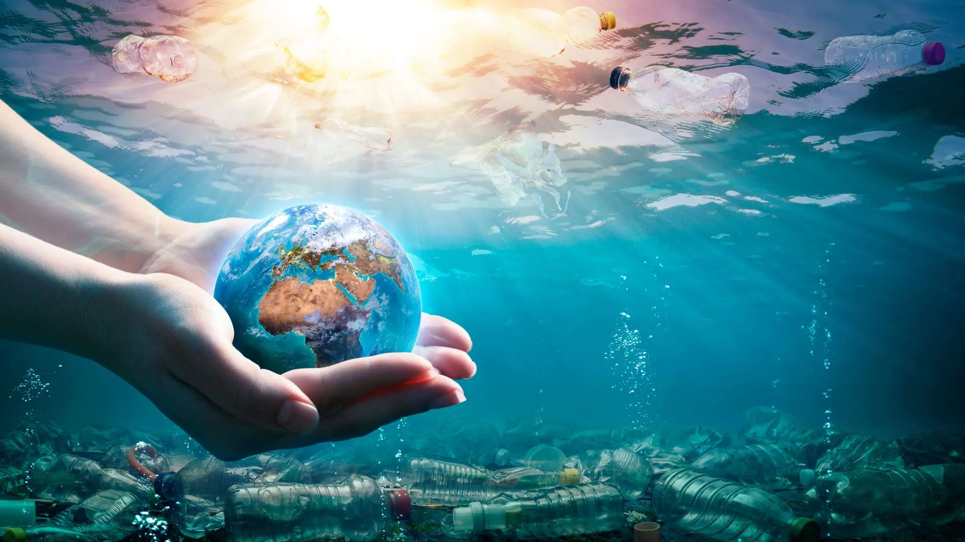 Imagen del mar contaminado con plástico, con una mano sosteniendo al mundo, conceptualizando el cuidado que requieren los océanos