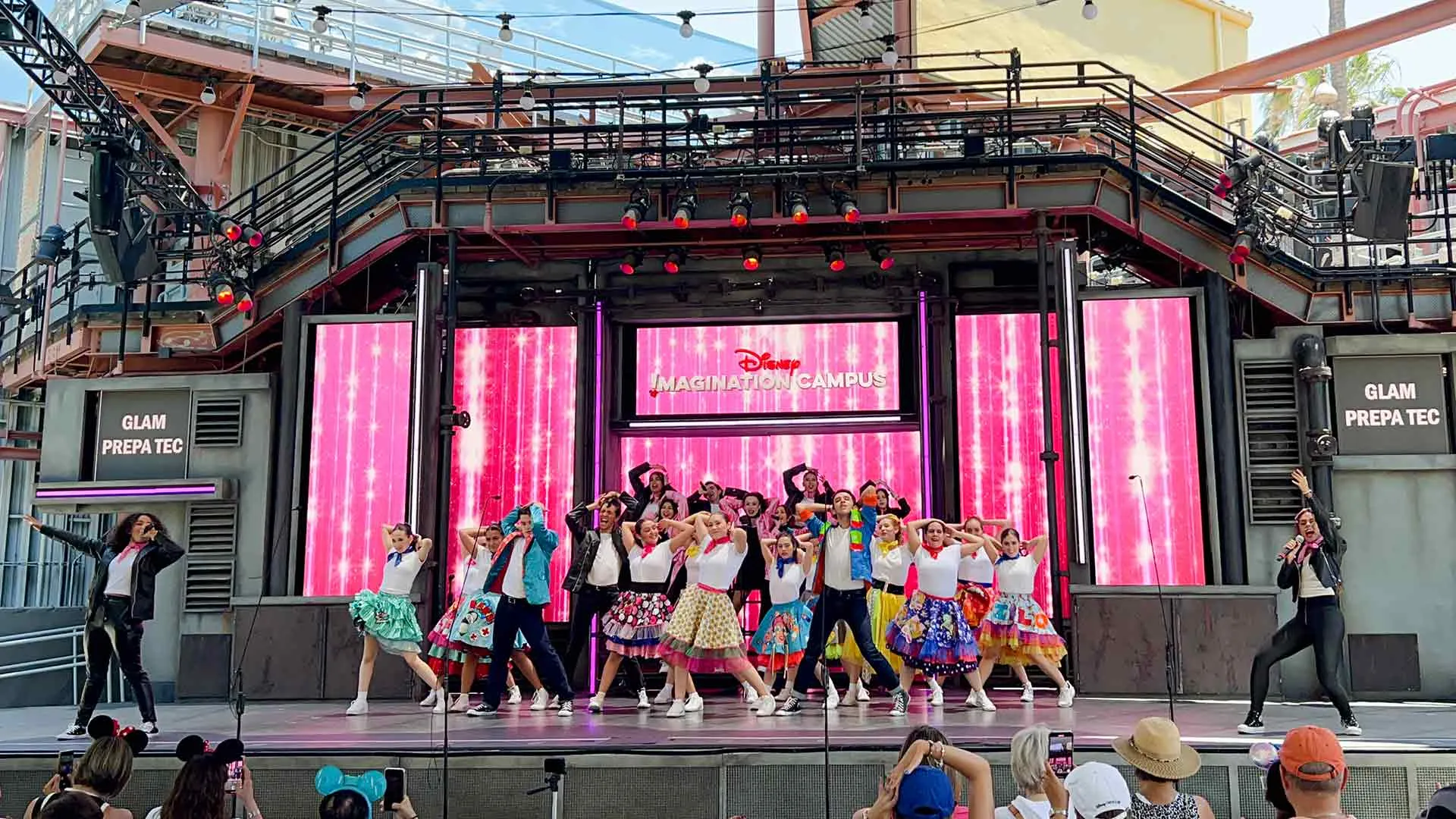 Presentan estudiantes de PrepaTec espectáculo en Disney.