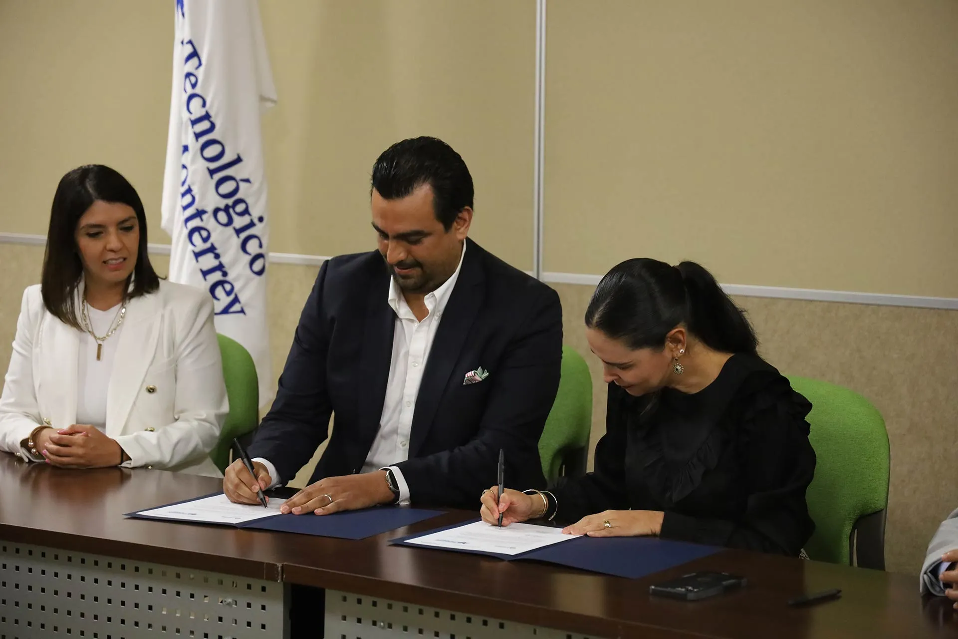 Tec Guadalajara firmó convenio para impulsar labor social con GAP, Grupo Aeroportuario del Paciífico. 