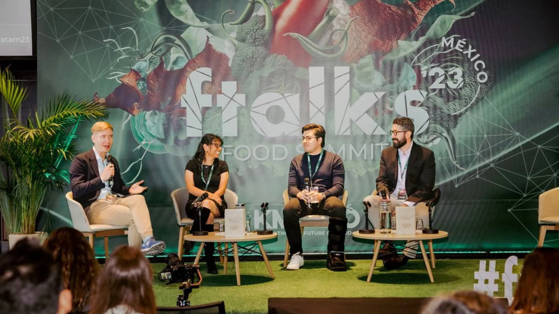 Profesor Ján Rehák dando una conferencia en el panel ftalks México 2023
