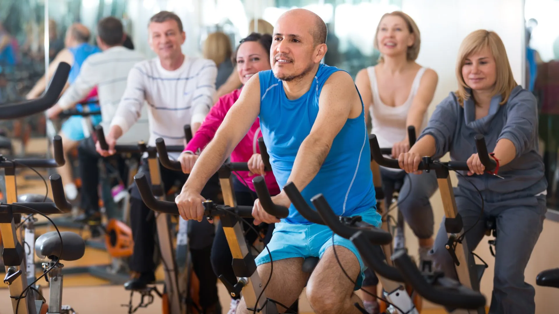 Grupo de adultos realizando spinning