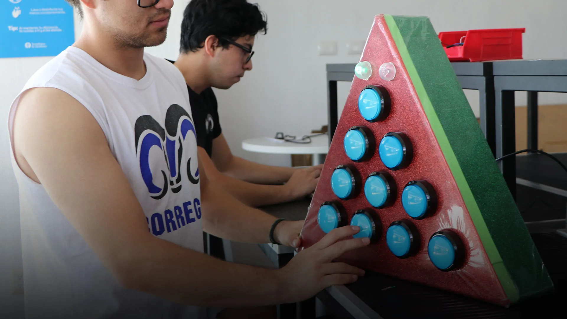 Alumnos crean tableros didácticos para niños con discapacidad motora