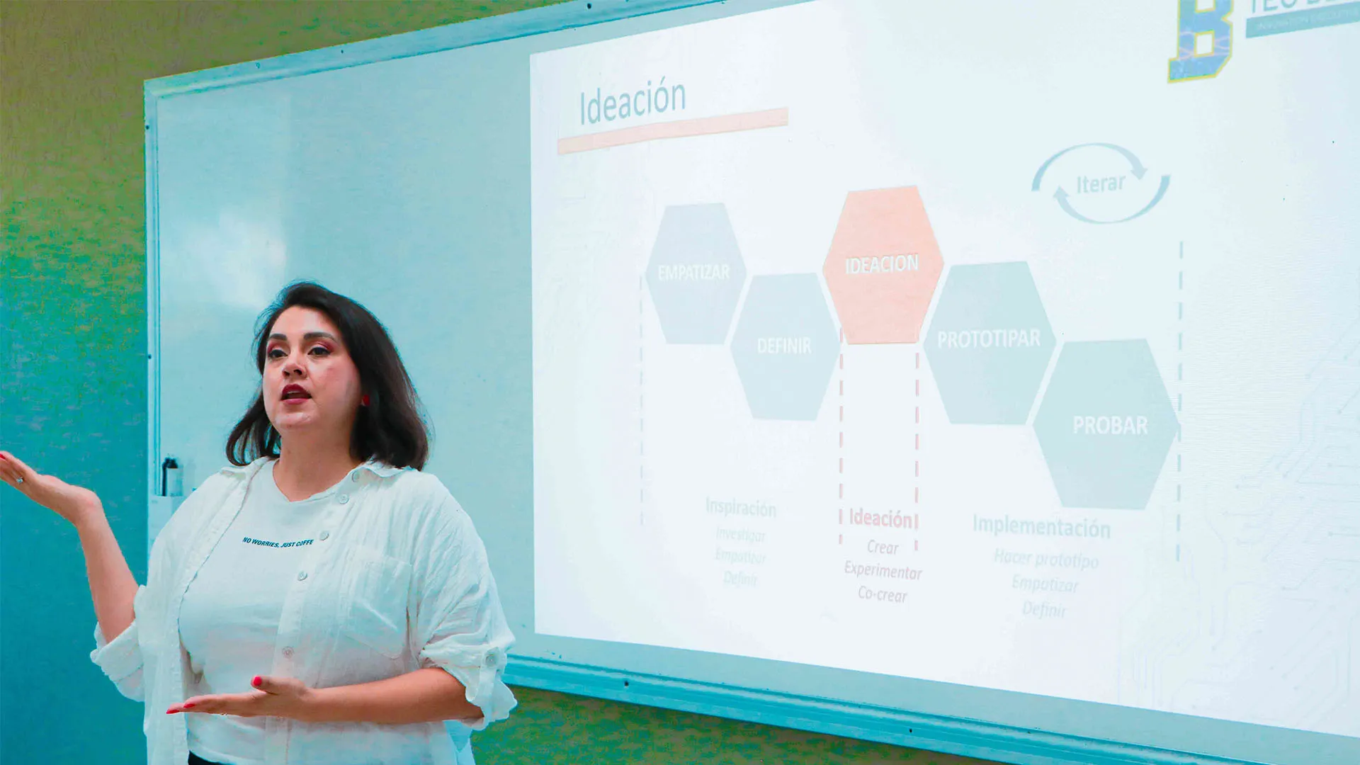 Mentora guiando a un equipo en sesiones de innovación