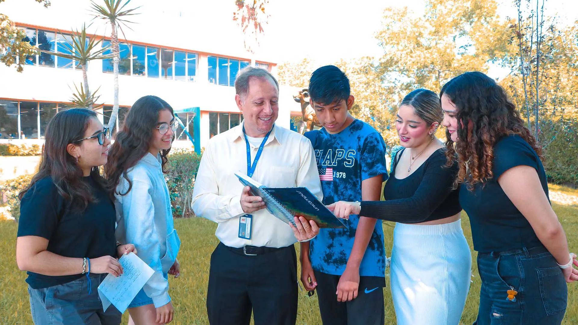 Profesor Inspirador Oscar Medrano enseñando a estudiantes en el Tec de Monterrey campus Chihuahua