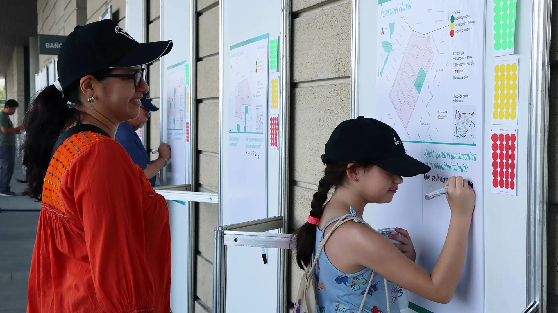 Madre e hija, vecinas de distritotec participaron en la Reunión Anual Vecinal 2023