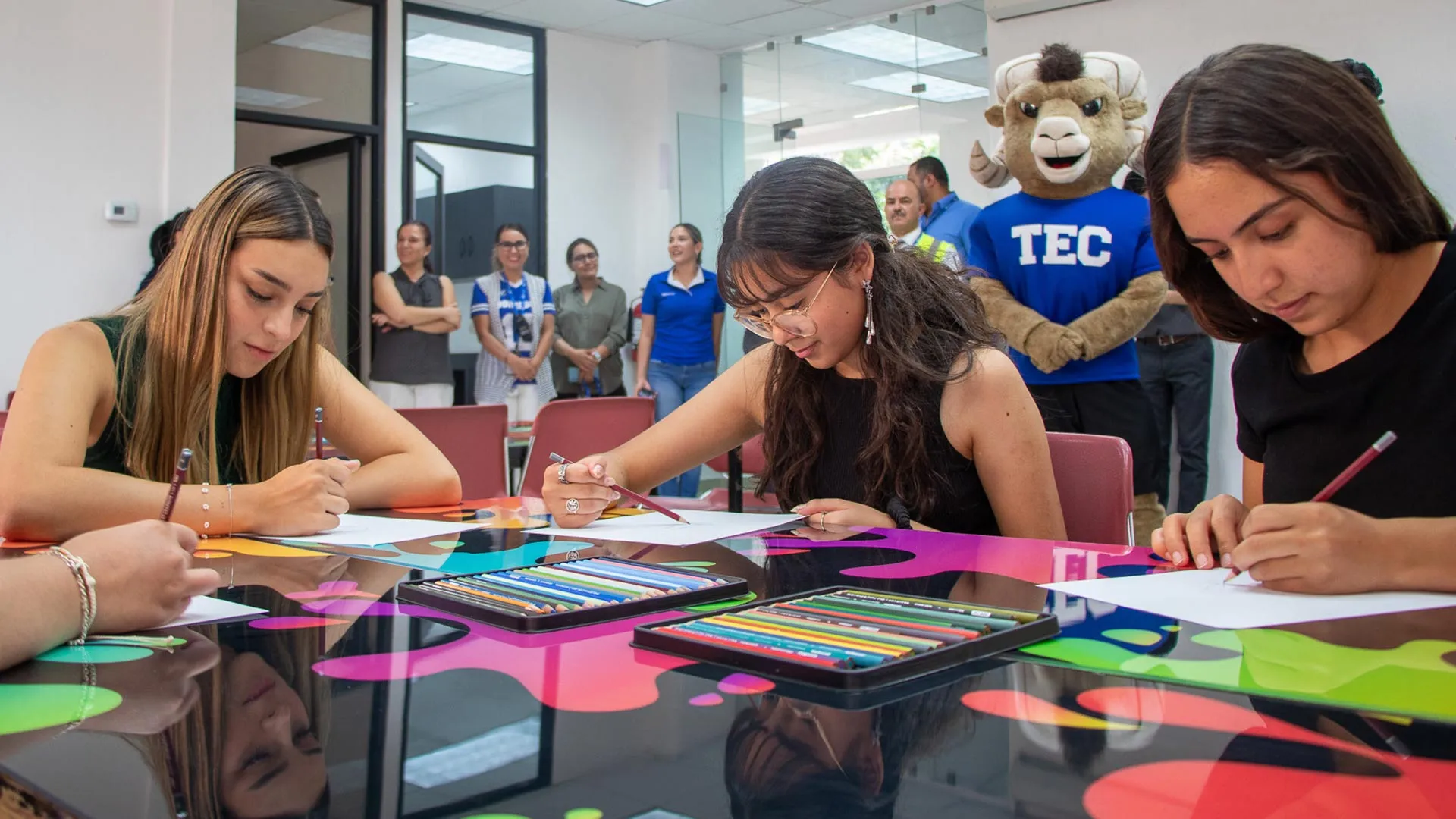 Estudiantes en salón de artes plásticas del Tec campus Saltillo