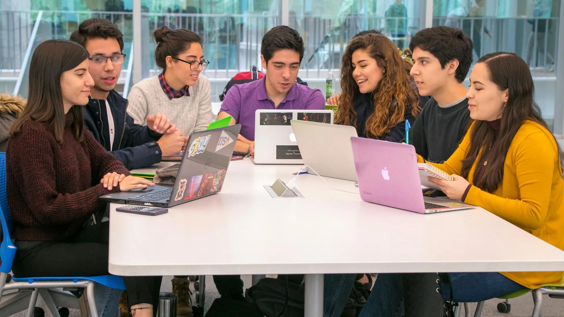 Estudiantes del Tec de Monterrey estudiando en biblioteca del campus Monterrey
