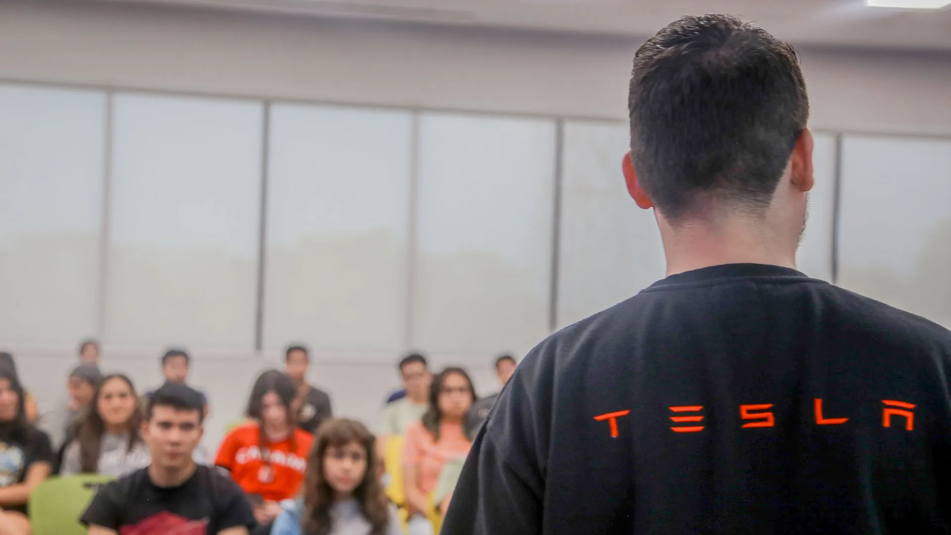 Juan Manuel dando una plática en el Tec campus Tampico.