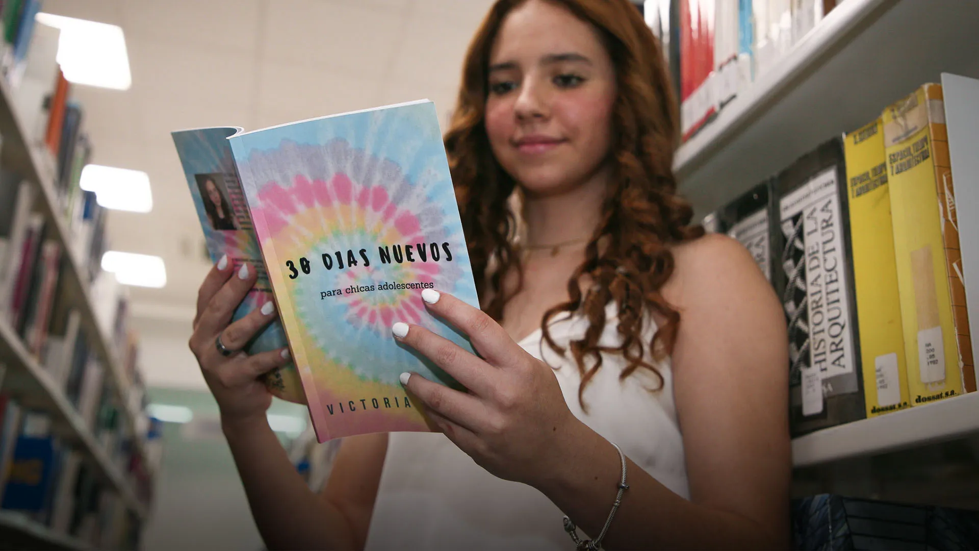 Victoria Guerra con su libro 30 Días Nuevos