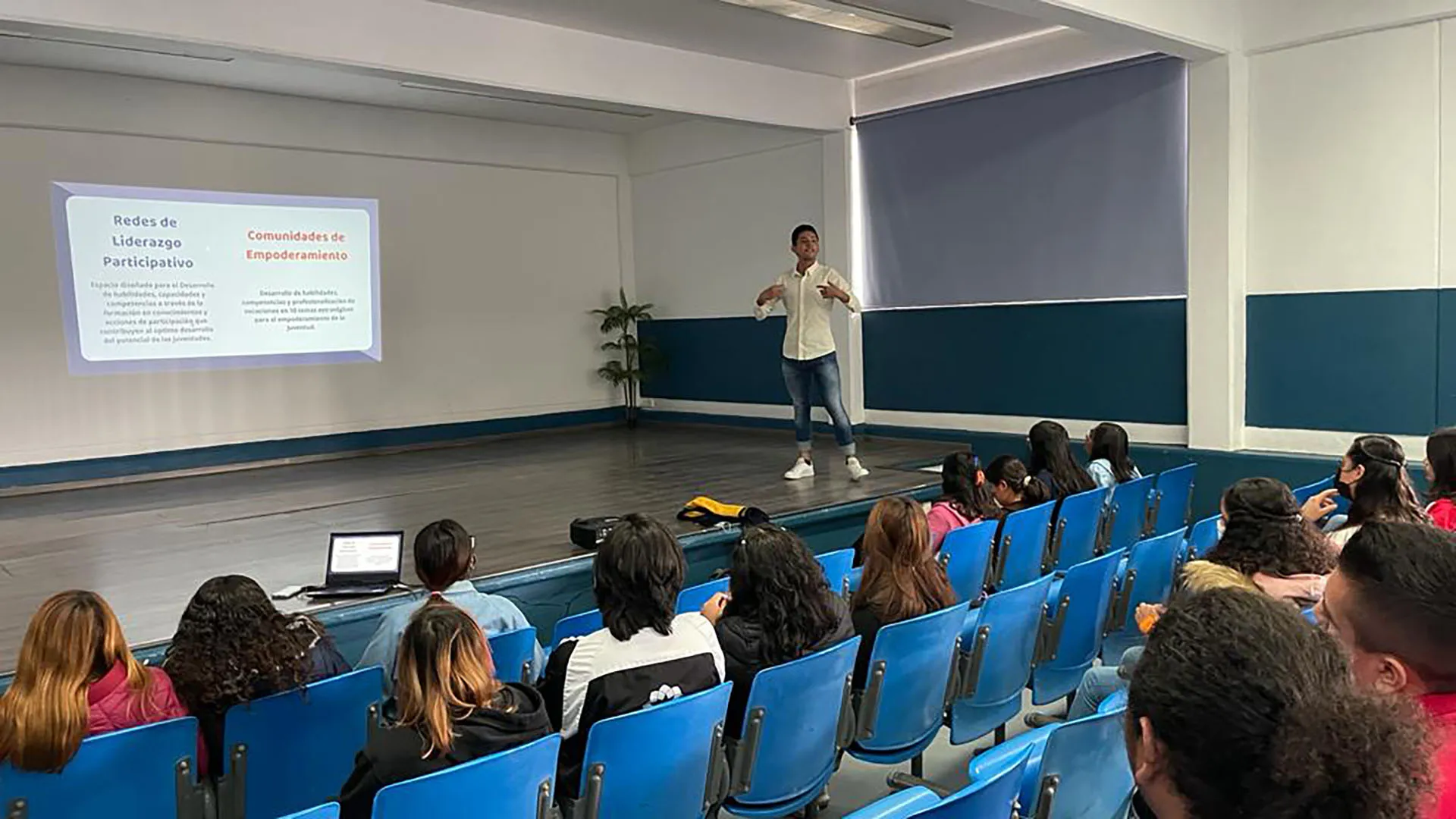Leonel dando una plática sobre su proyecto