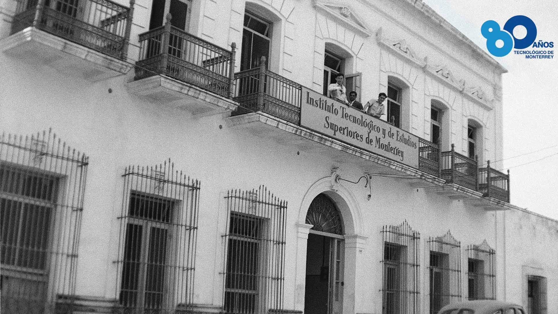 En su portón se elevaba en arco de medio círculo un letrero de lámina anunciaba: Instituto Tecnológico y de Estudios Superiores de Monterrey