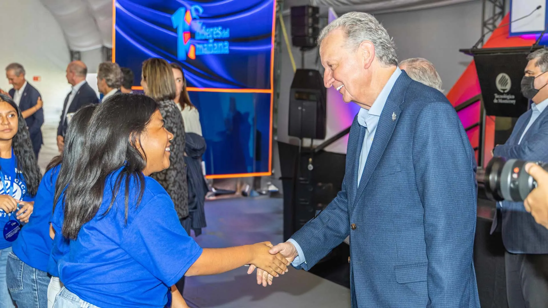 221 jovenes becados 100%: nuevos Líderes del Mañana