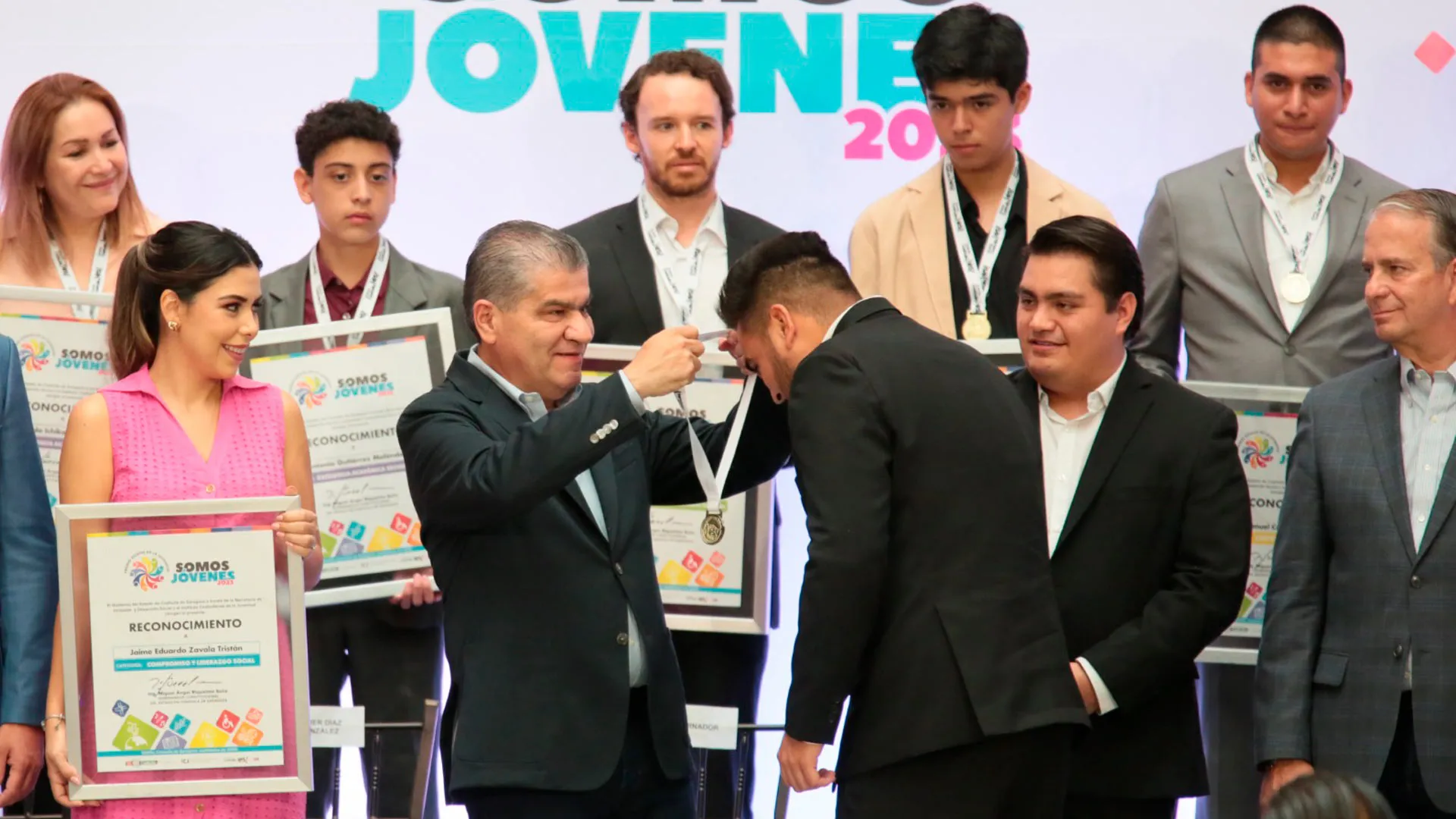 Jugador de beisbol recibiendo premio estatal Coahuila.