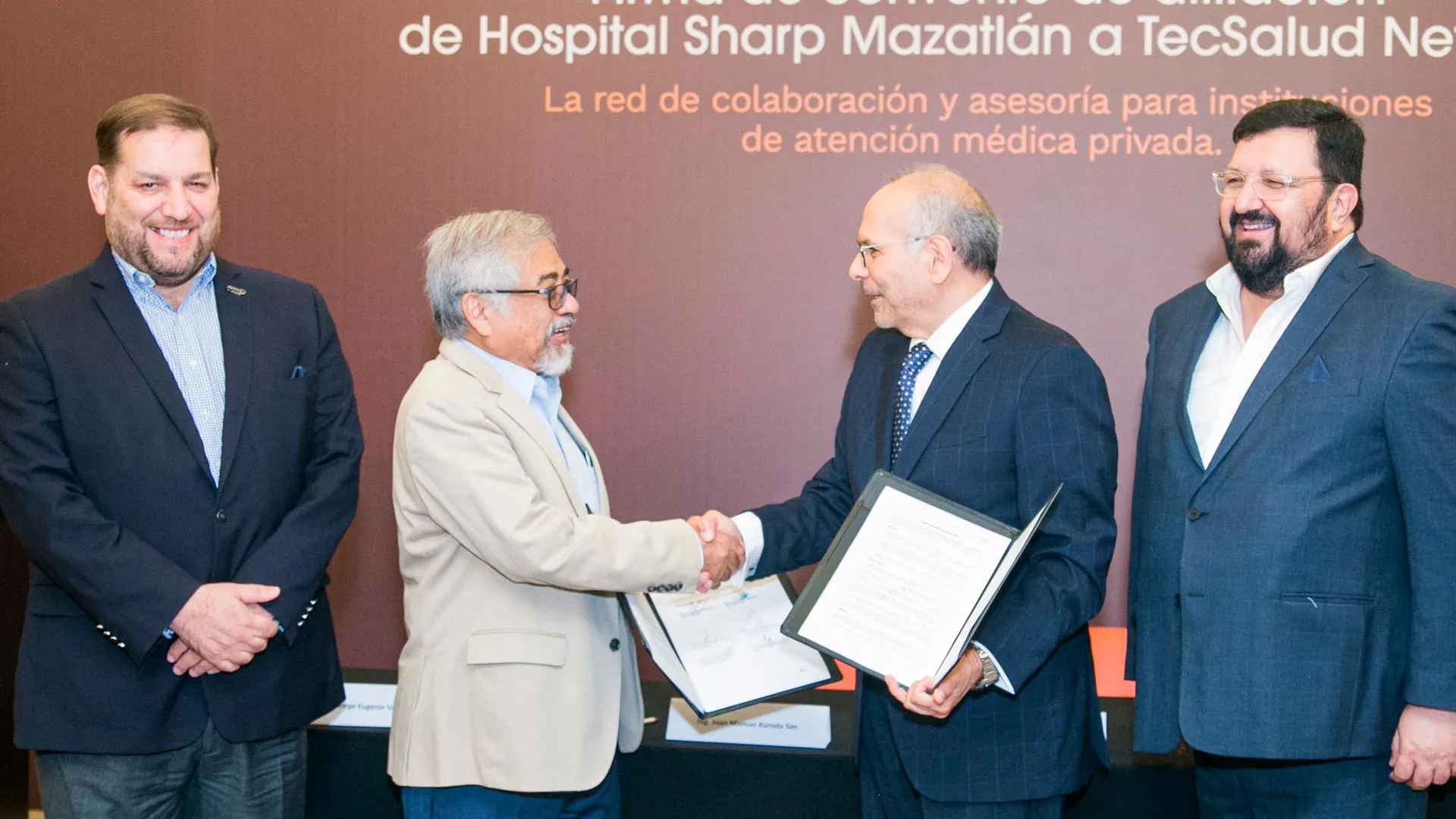 Firma de convenio de afiliación entre representantes de TecSalud Network y el Hospital Sharp Mazatlán.